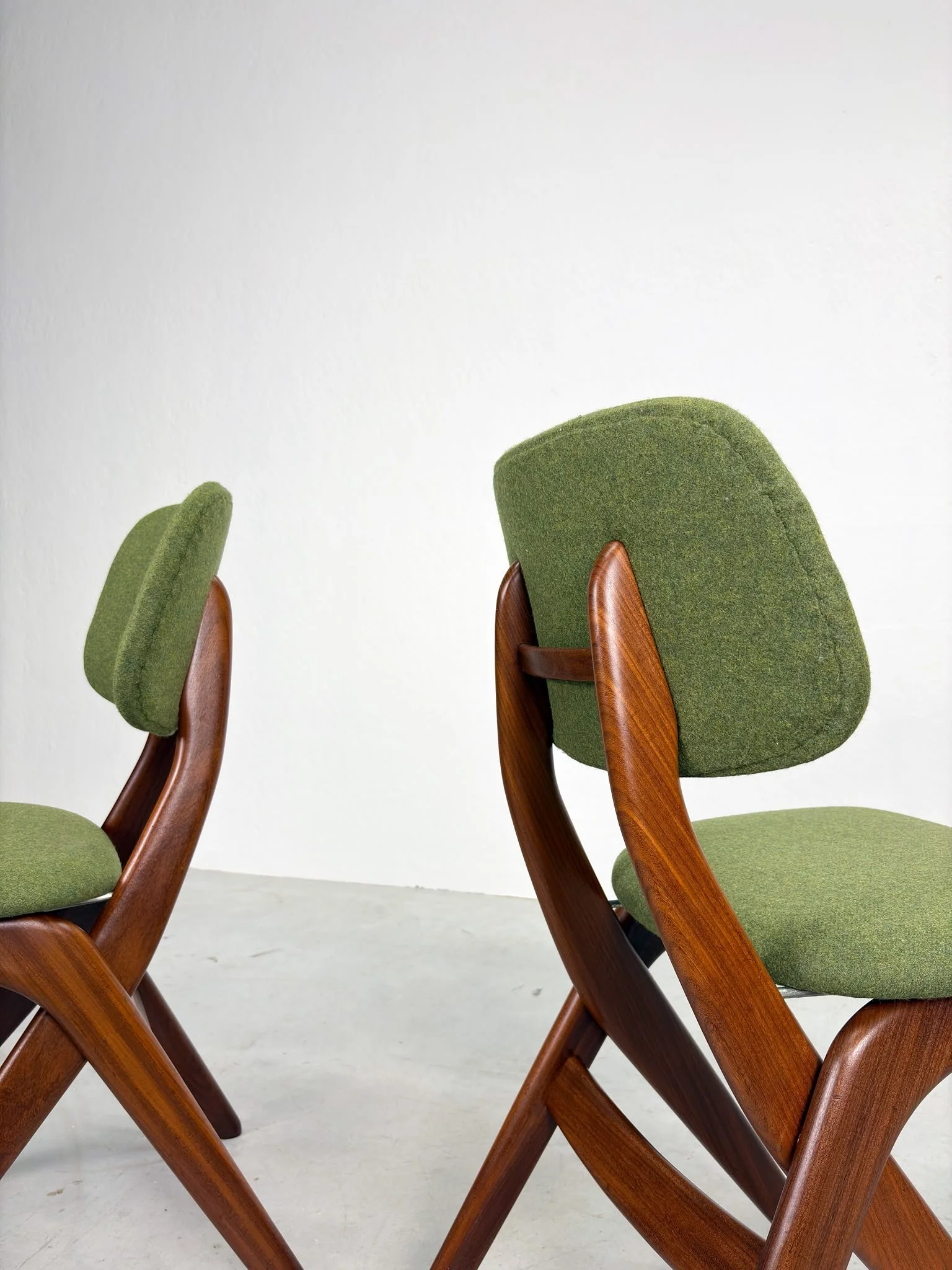 Set 'Scissor' Eetkamerstoelen van Louis van Teeffelen (8).jpeg