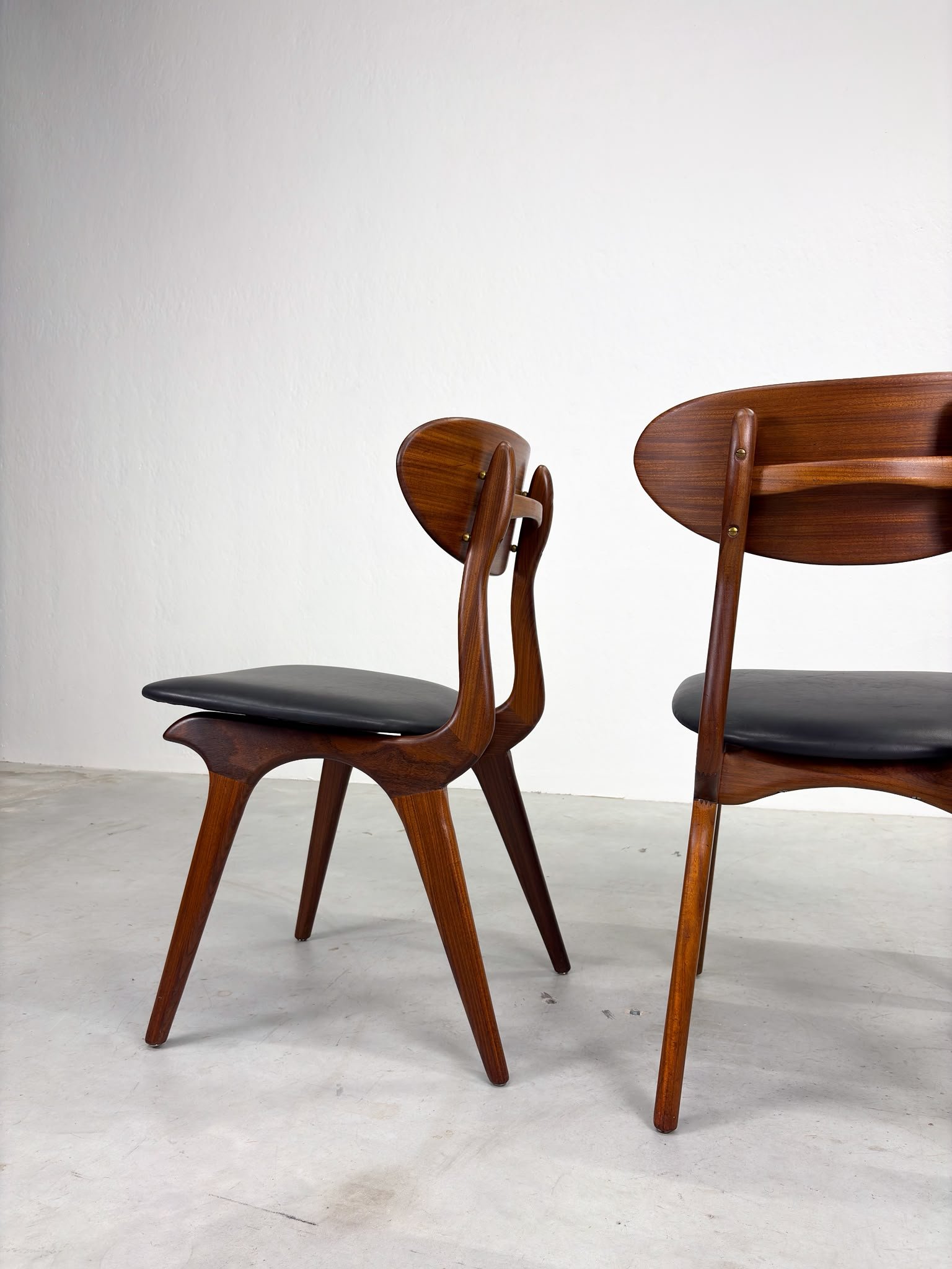 Set 'Snavel' Eetkamerstoelen van Louis van Teeffelen (5).jpeg