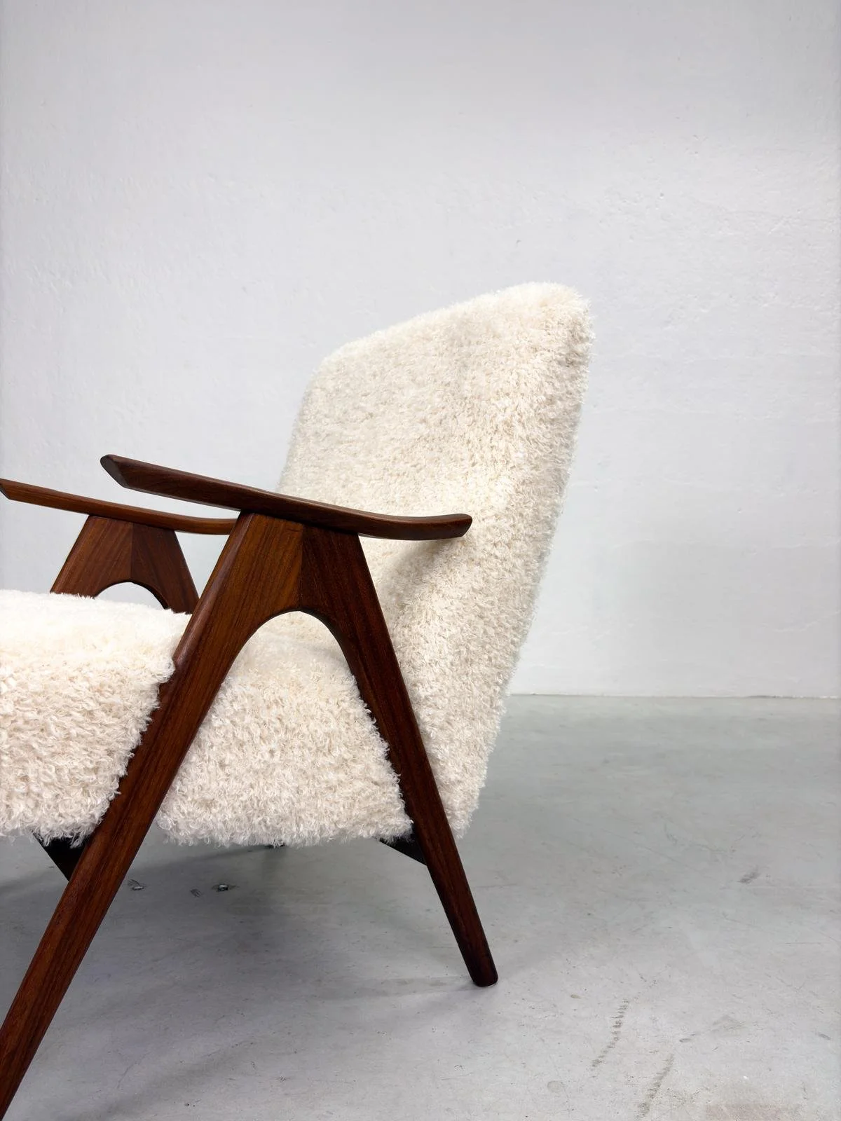 Mid-century Fauteuil met Fluffy Stof (2).jpeg