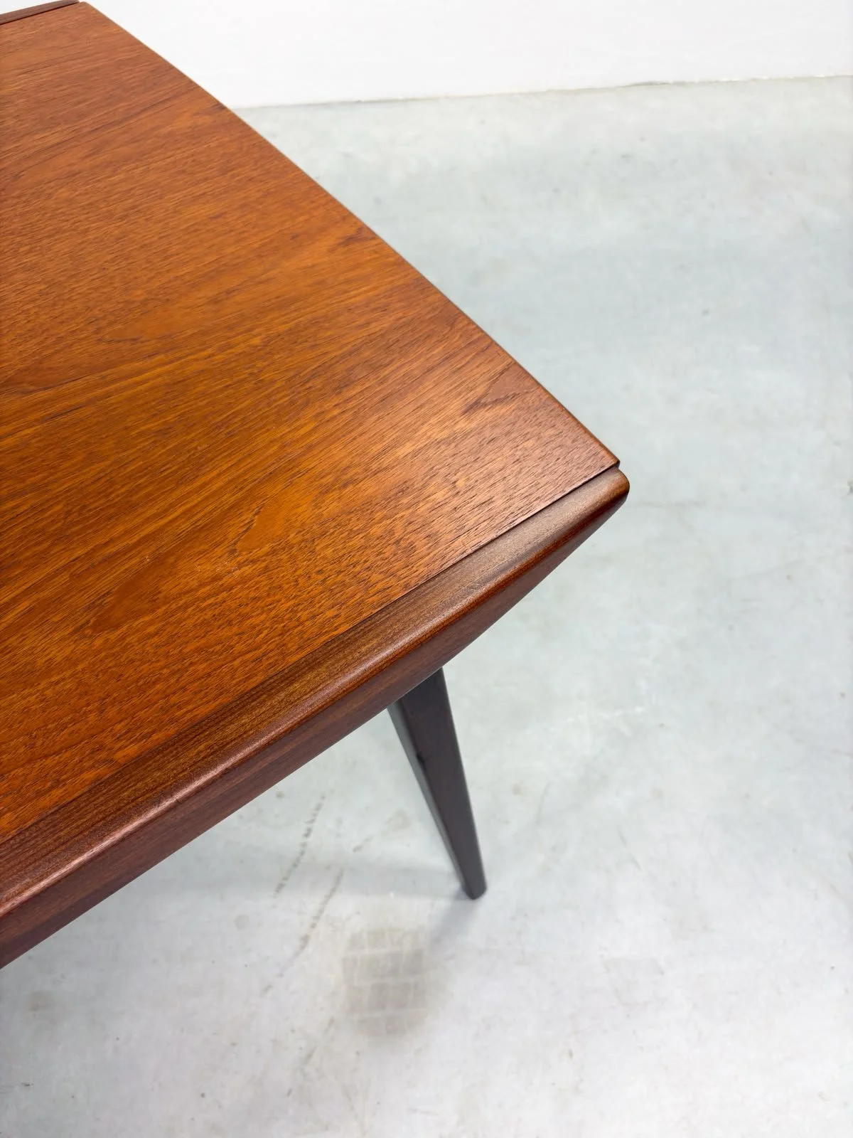 'Milaan' Eettafel van Louis van Teeffelen (11).jpeg