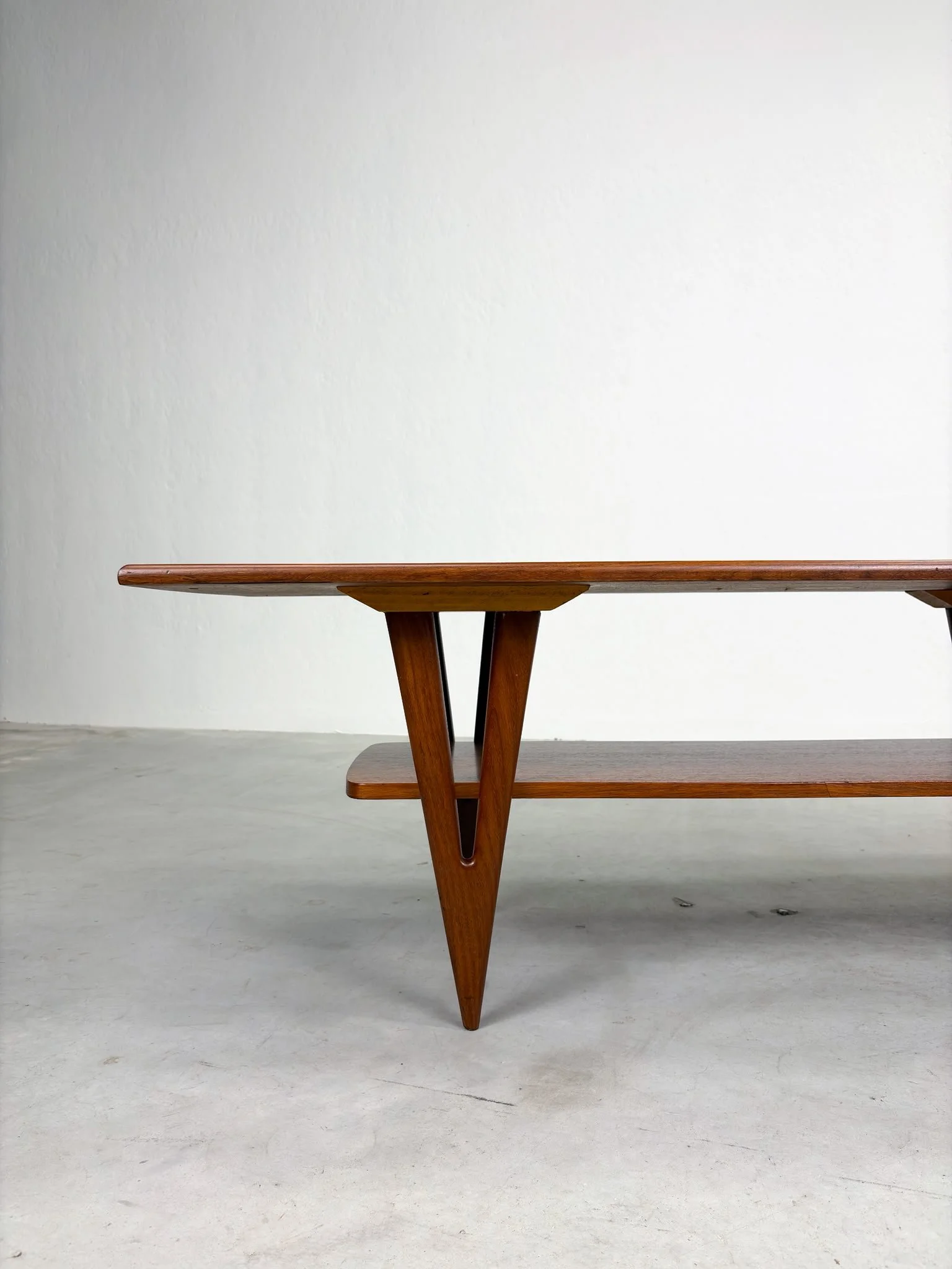 Salontafel 'Nr. 10' van Louis van Teeffelen voor Wébé (17).jpeg