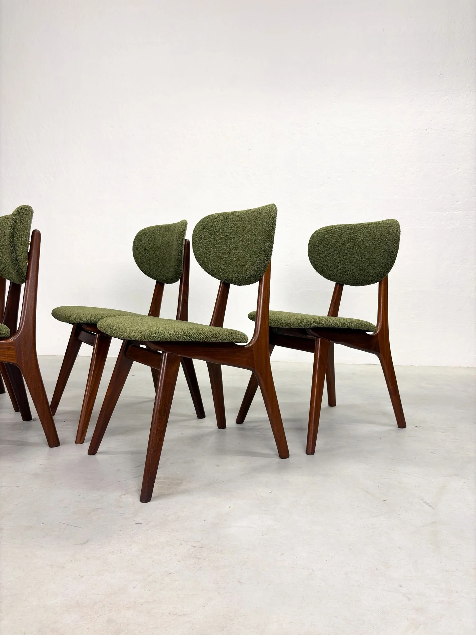 Set Eetkamerstoelen van Louis van Teeffelen voor AwA (9).jpeg