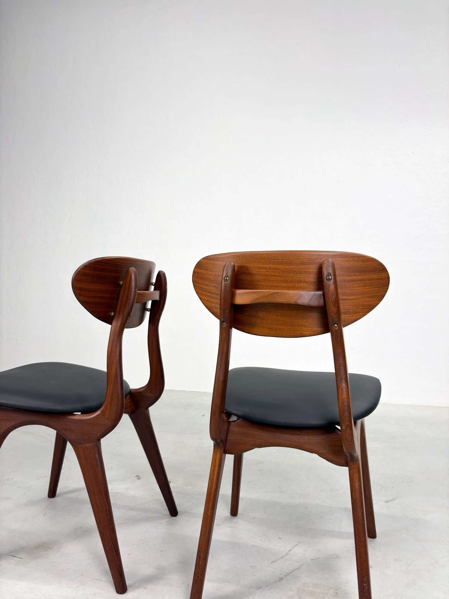 Set 'Snavel' Eetkamerstoelen van Louis van Teeffelen (6).jpeg