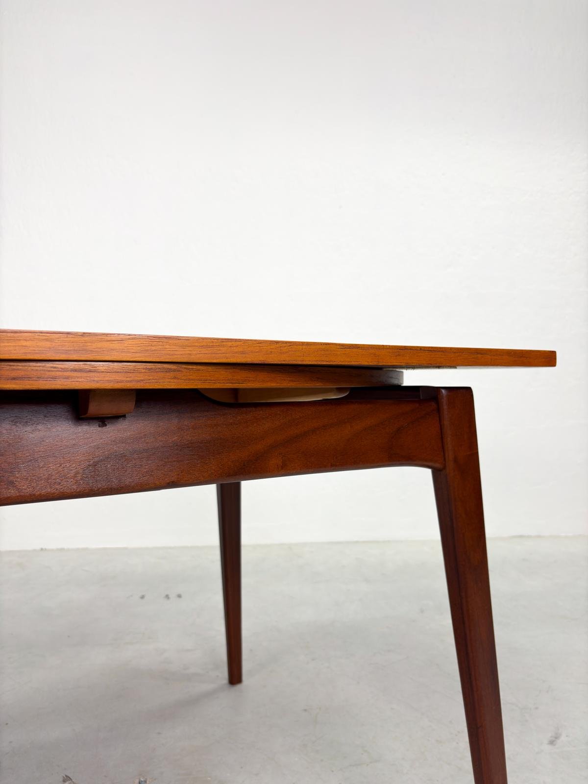 Uitschuifbare Ronde Eetkamertafel van Louis van Teeffelen (3).jpeg