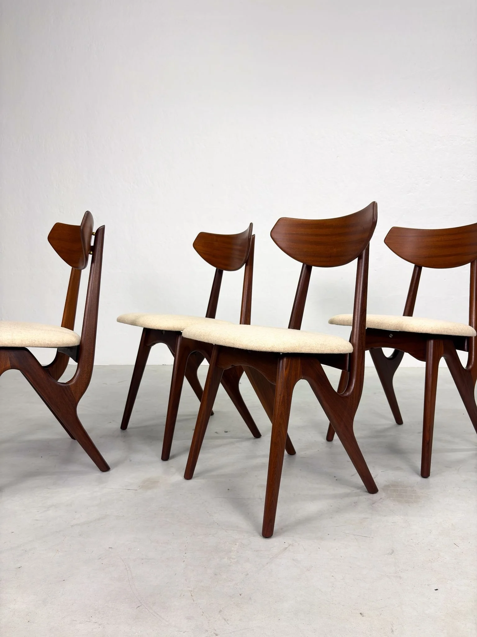 Set Mid-Century Eetkamerstoelen van AwA (2).jpeg