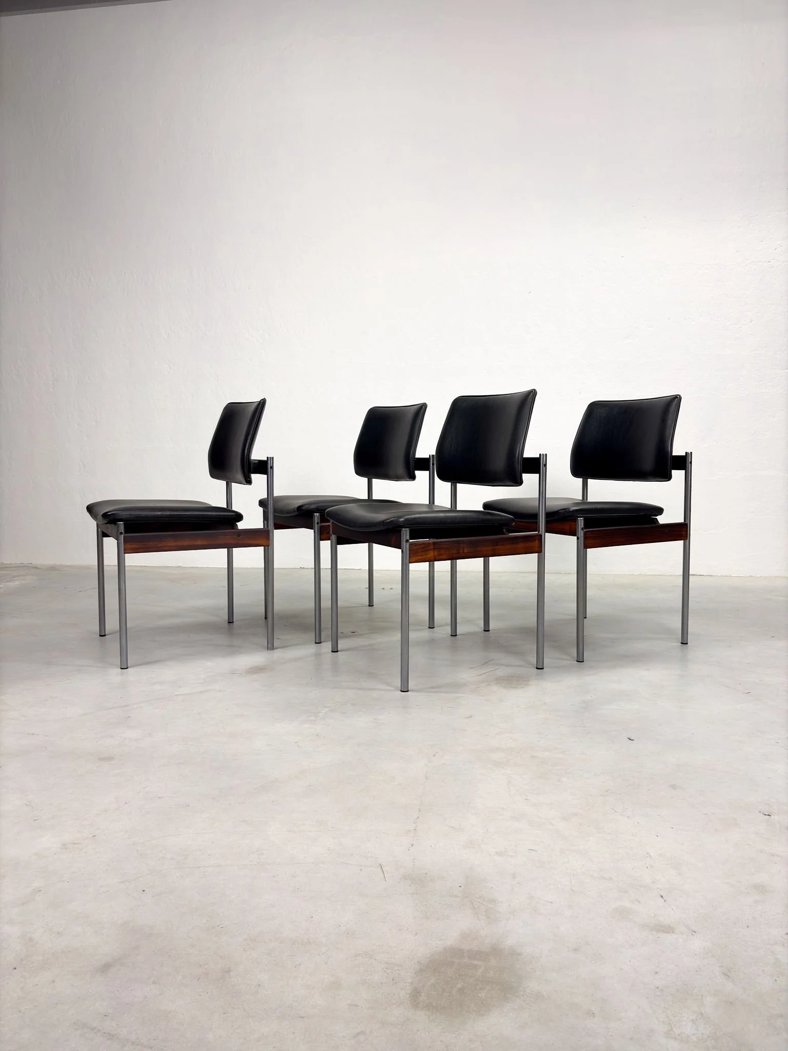 Set Mid-century Eetkamerstoelen van Thereca (18).jpeg