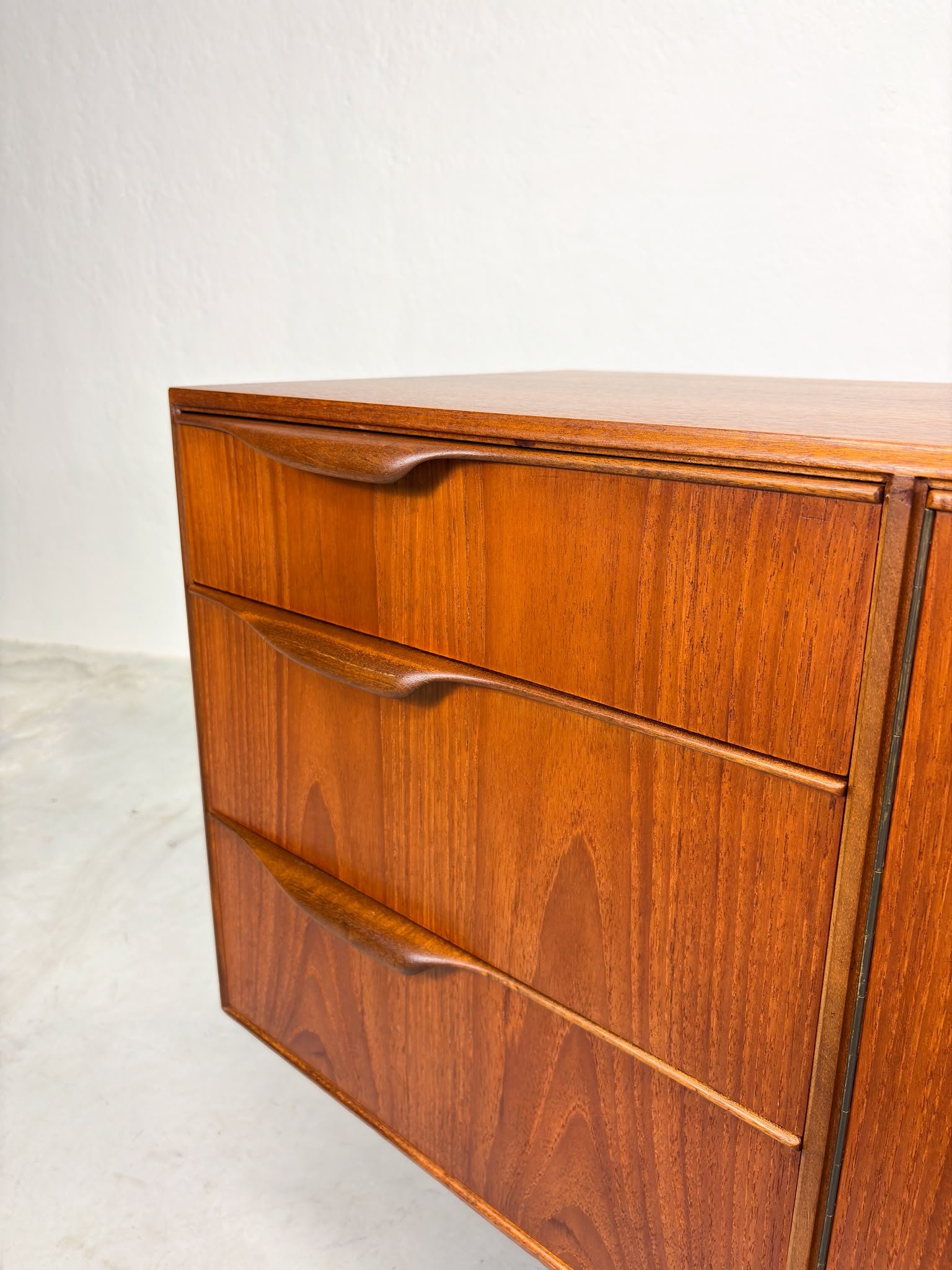 'Dunvegan' Sideboard van Tom Robertson voor McIntosh (7).jpeg