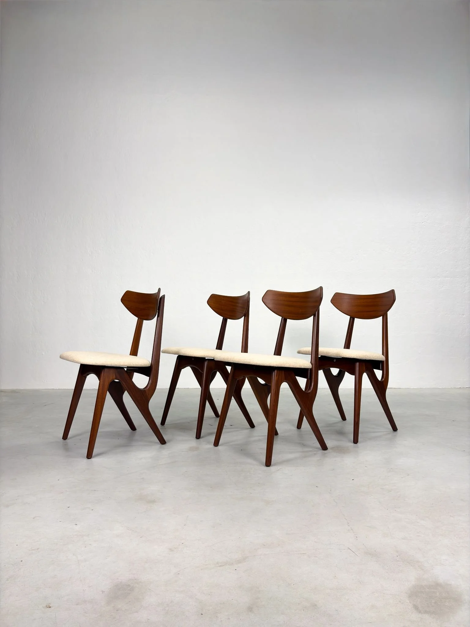 Set Mid-Century Eetkamerstoelen van AwA (18).jpeg