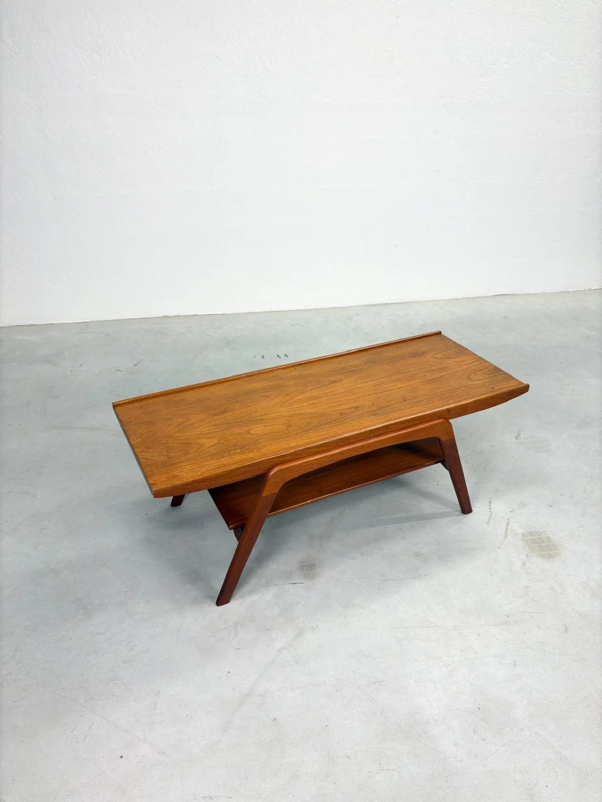 Mid-century Salontafel met Lectuurrek in Teak (2).jpeg