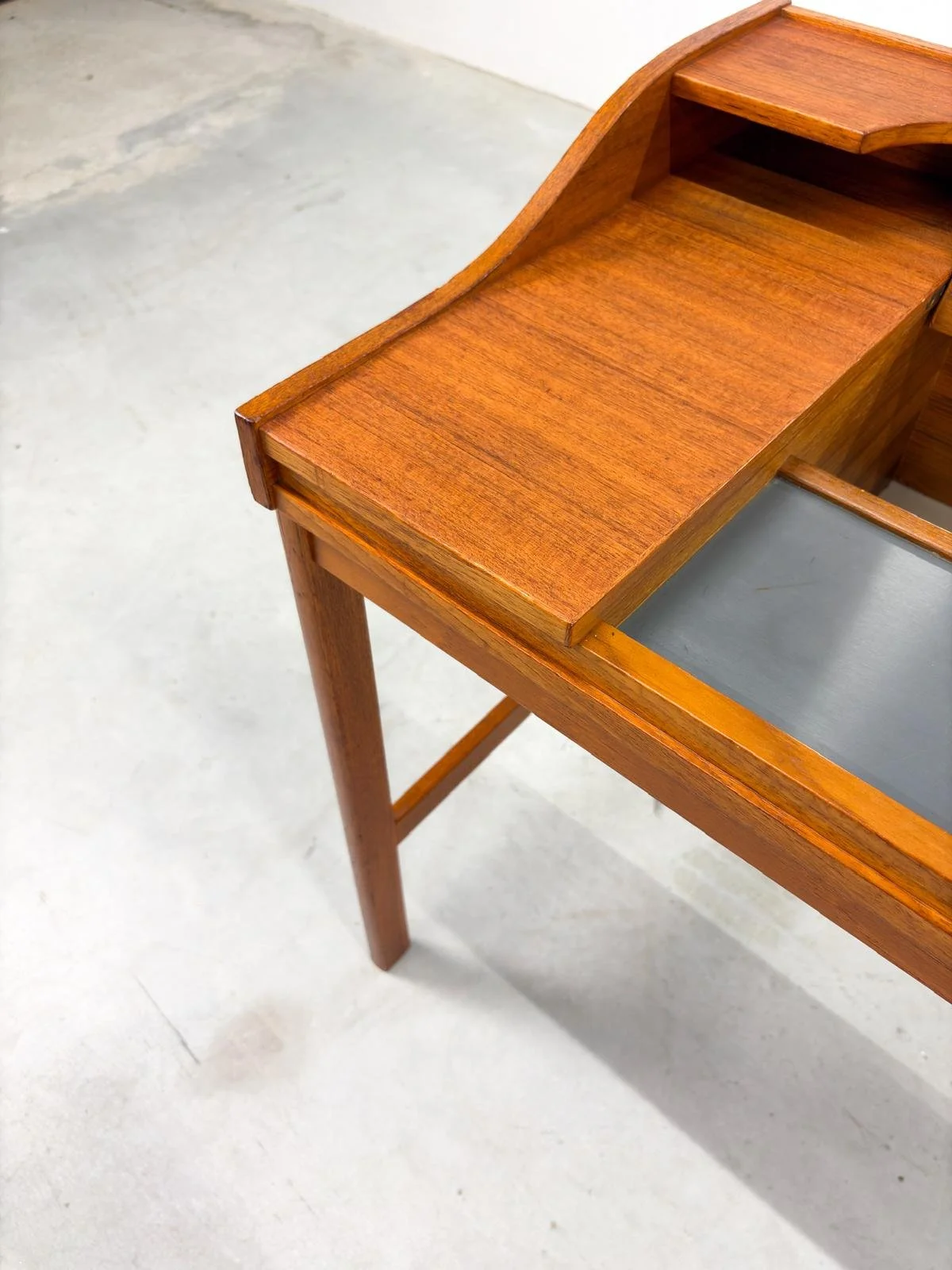 Mid-Century Teakhouten Kaptafel in Deens Design (15).jpeg
