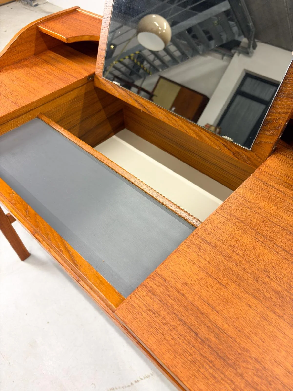 Mid-Century Teakhouten Kaptafel in Deens Design (14).jpeg