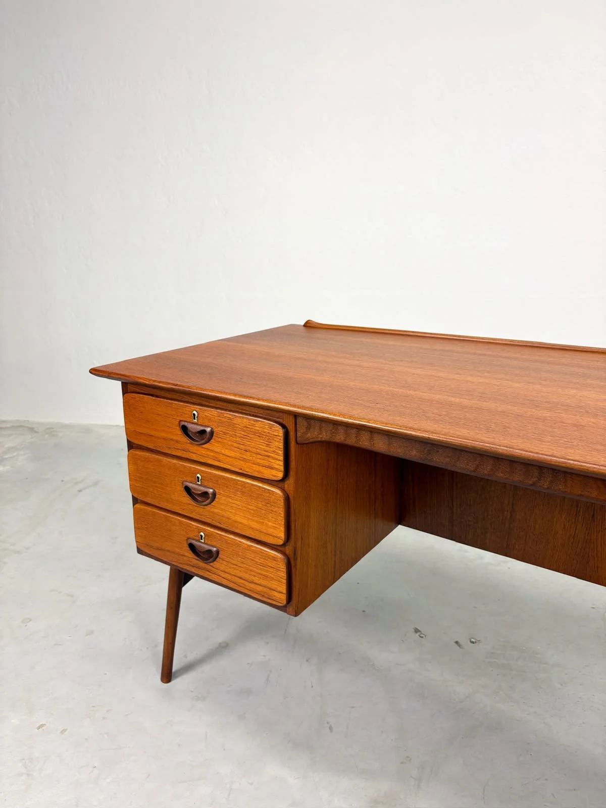 Boomerang Bureau van Louis van Teeffelen voor Wébé (3).jpeg