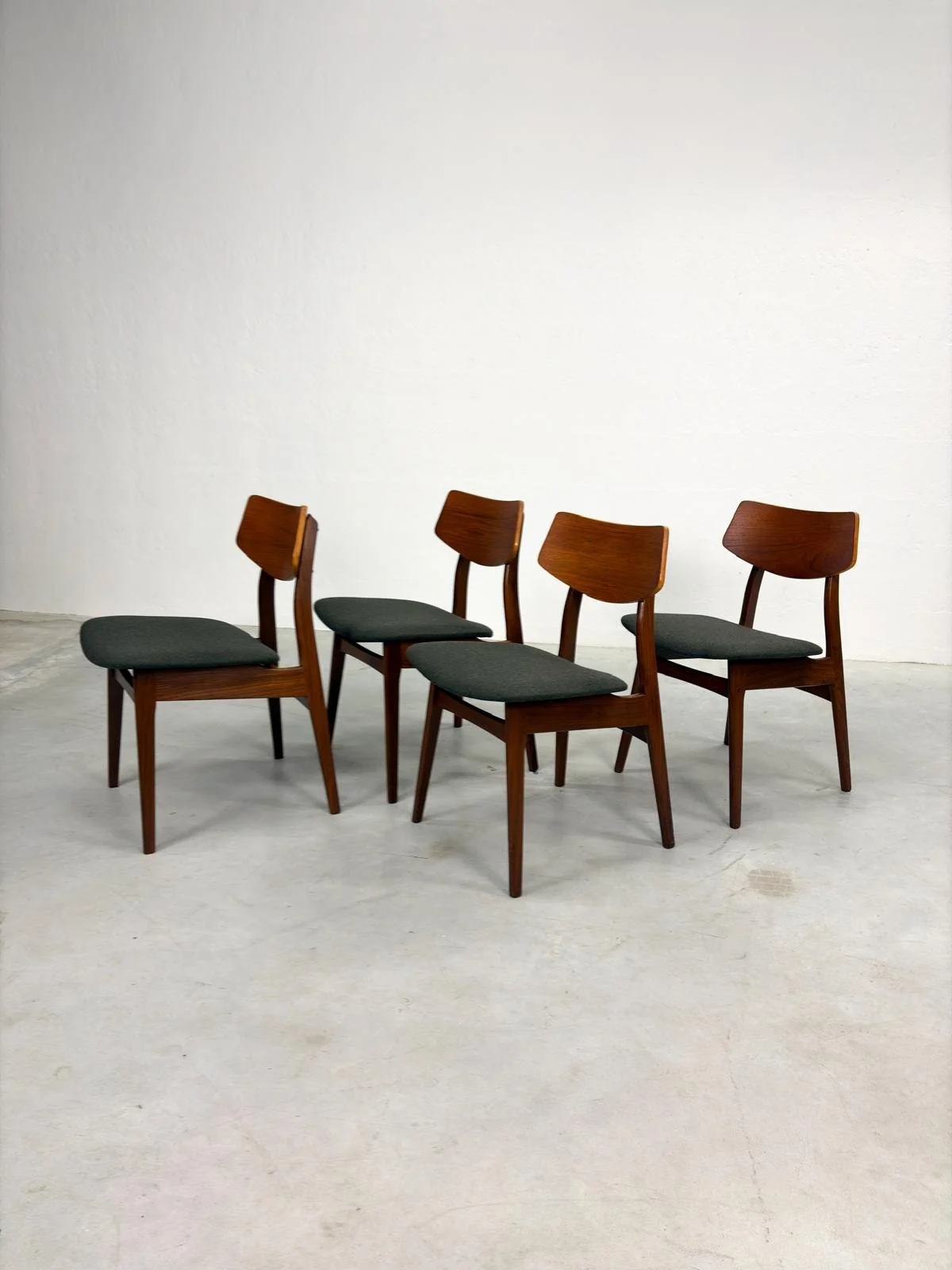 Set Mid-Century Eetkamerstoelen van Teakhout (17).jpeg