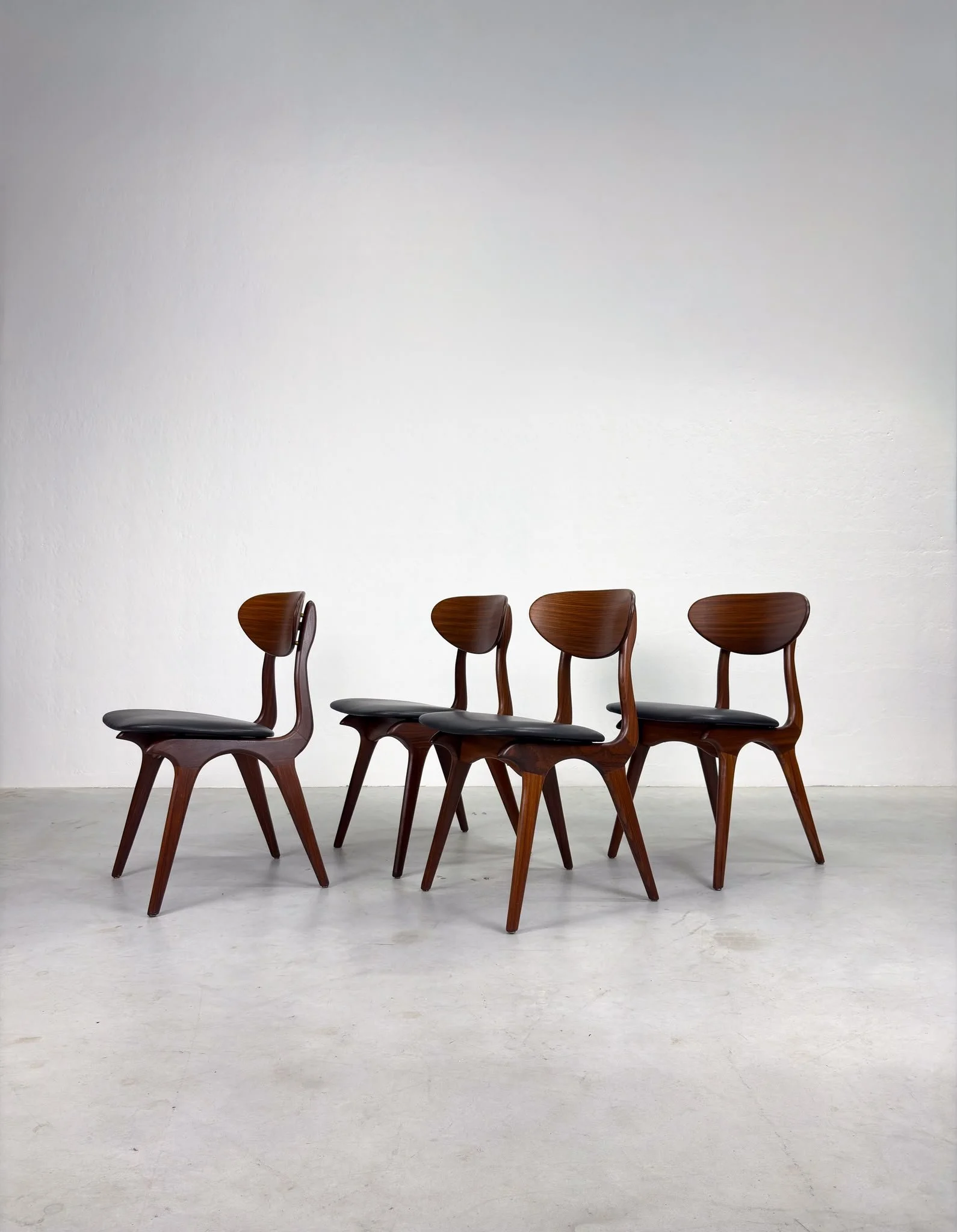 Set 'Snavel' Eetkamerstoelen van Louis van Teeffelen