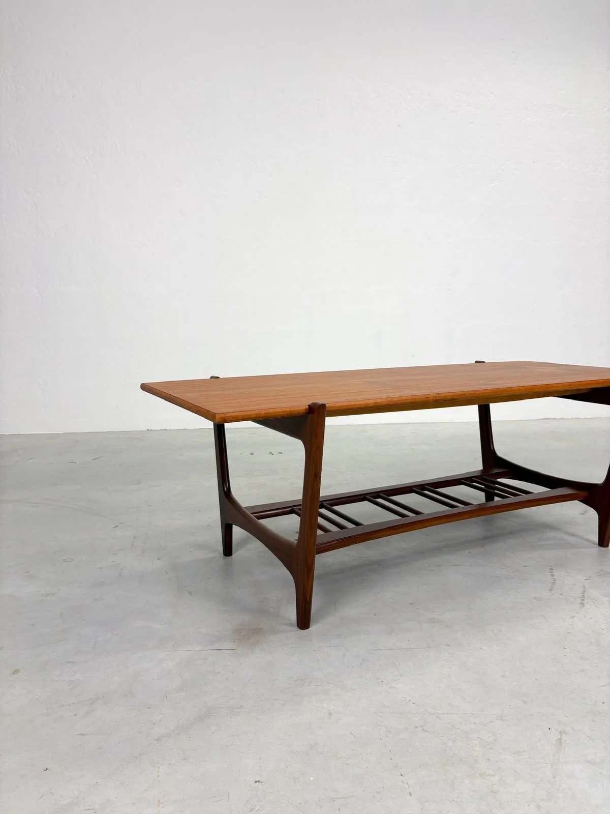 Vintage Teak Salontafel met Lectuurrek (14).jpeg