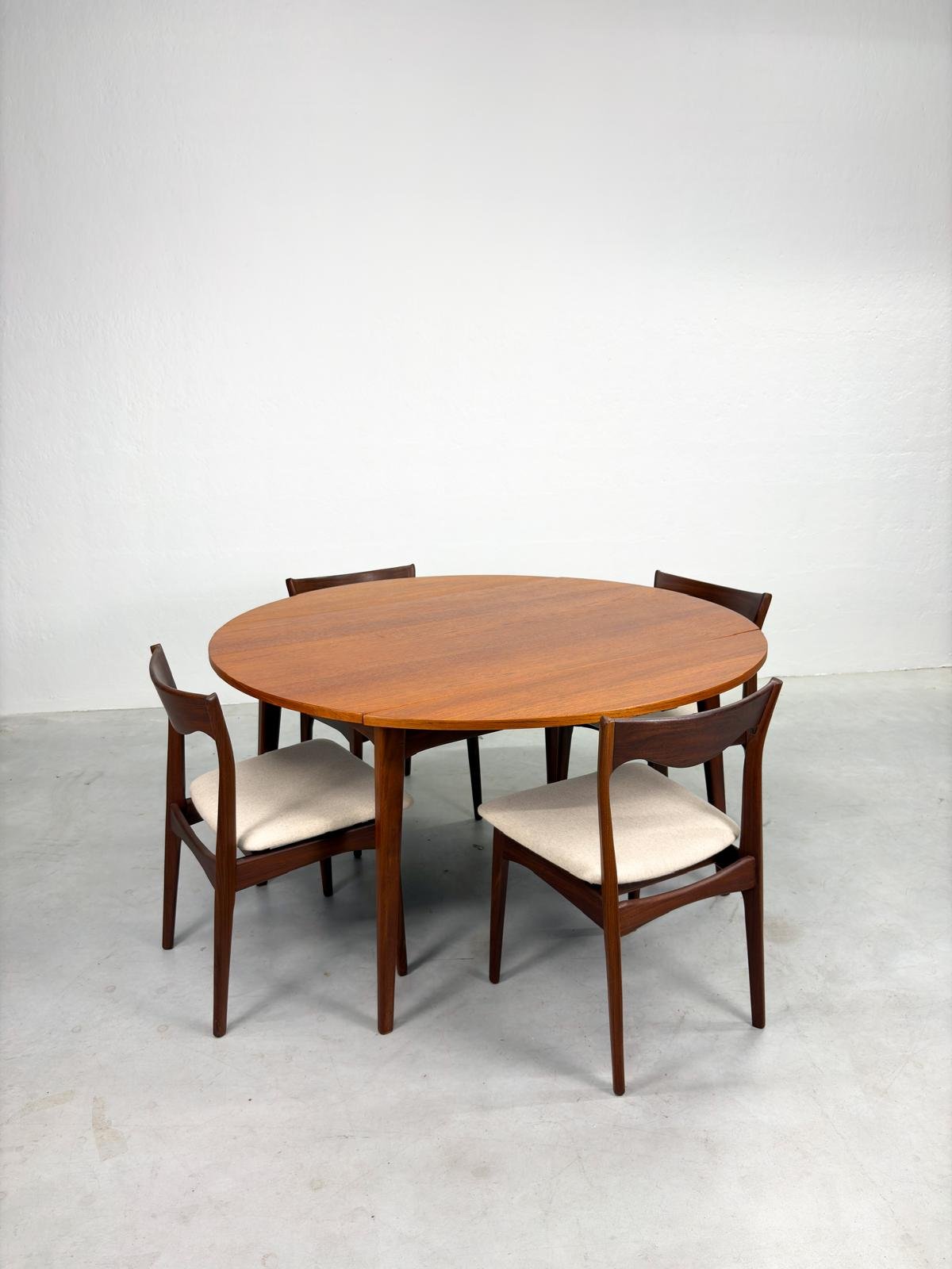 Uitschuifbare Ronde Eetkamertafel van Louis van Teeffelen (10).jpeg
