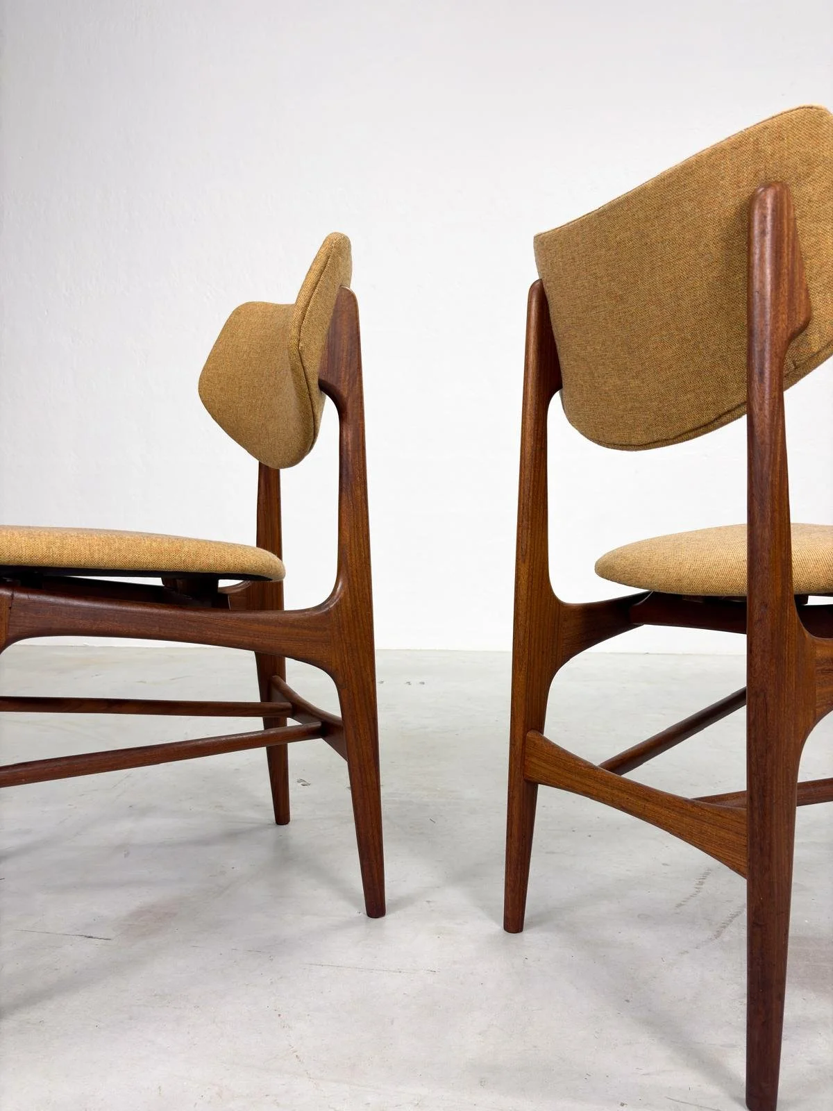 Set 'Hamar' Eetkamerstoelen van Louis van Teeffelen (15).jpeg