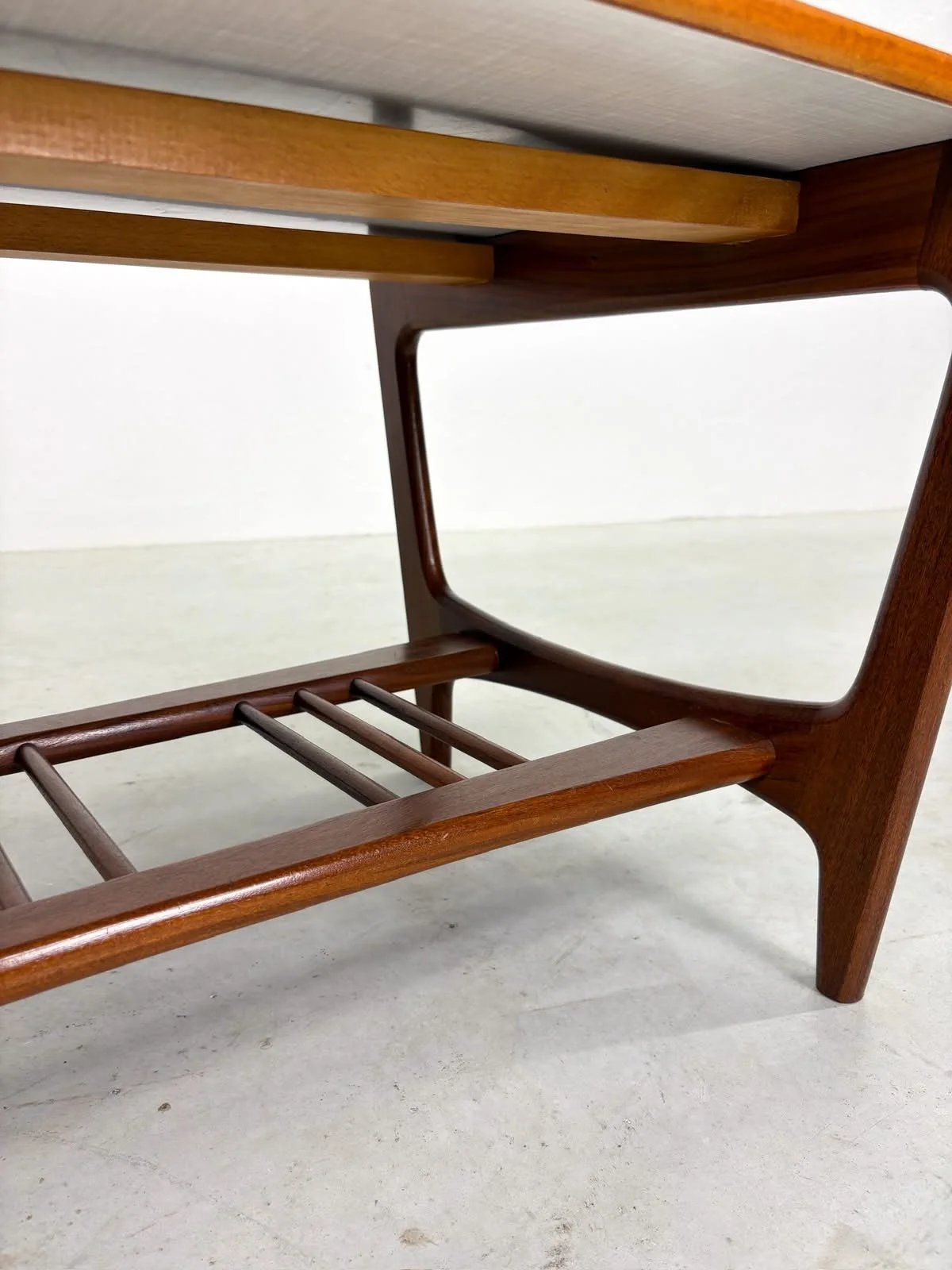 Vintage Teak Salontafel met Lectuurrek (5).jpeg