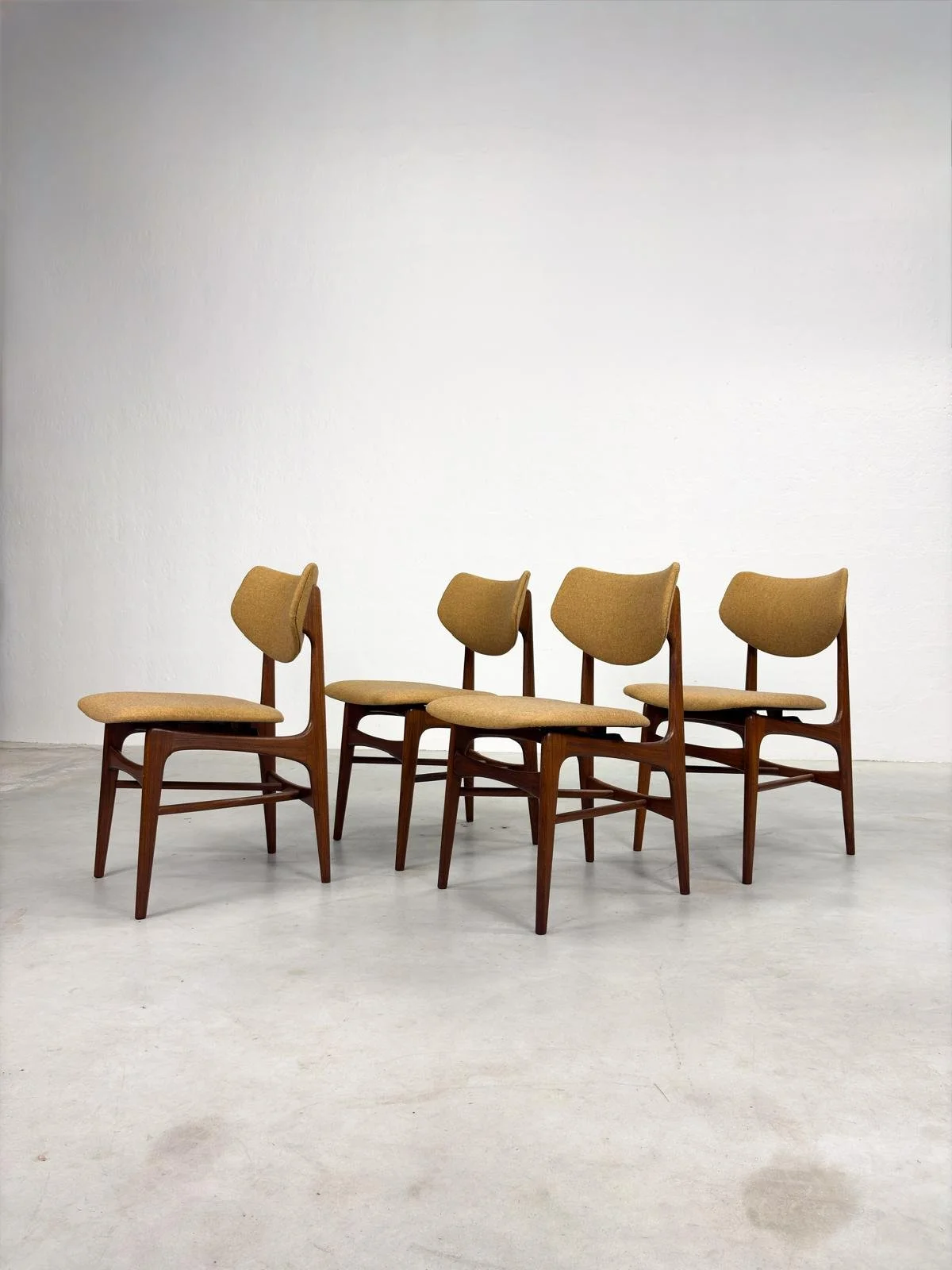 Set 'Hamar' Eetkamerstoelen van Louis van Teeffelen (19).jpeg