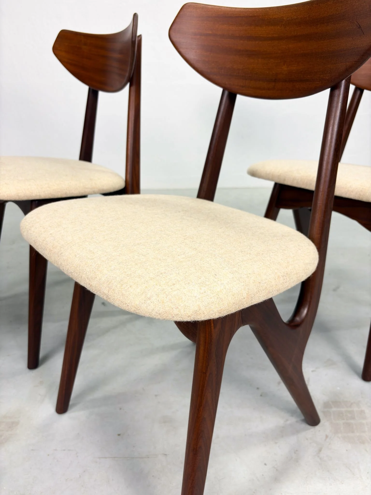 Set Mid-Century Eetkamerstoelen van AwA (11).jpeg