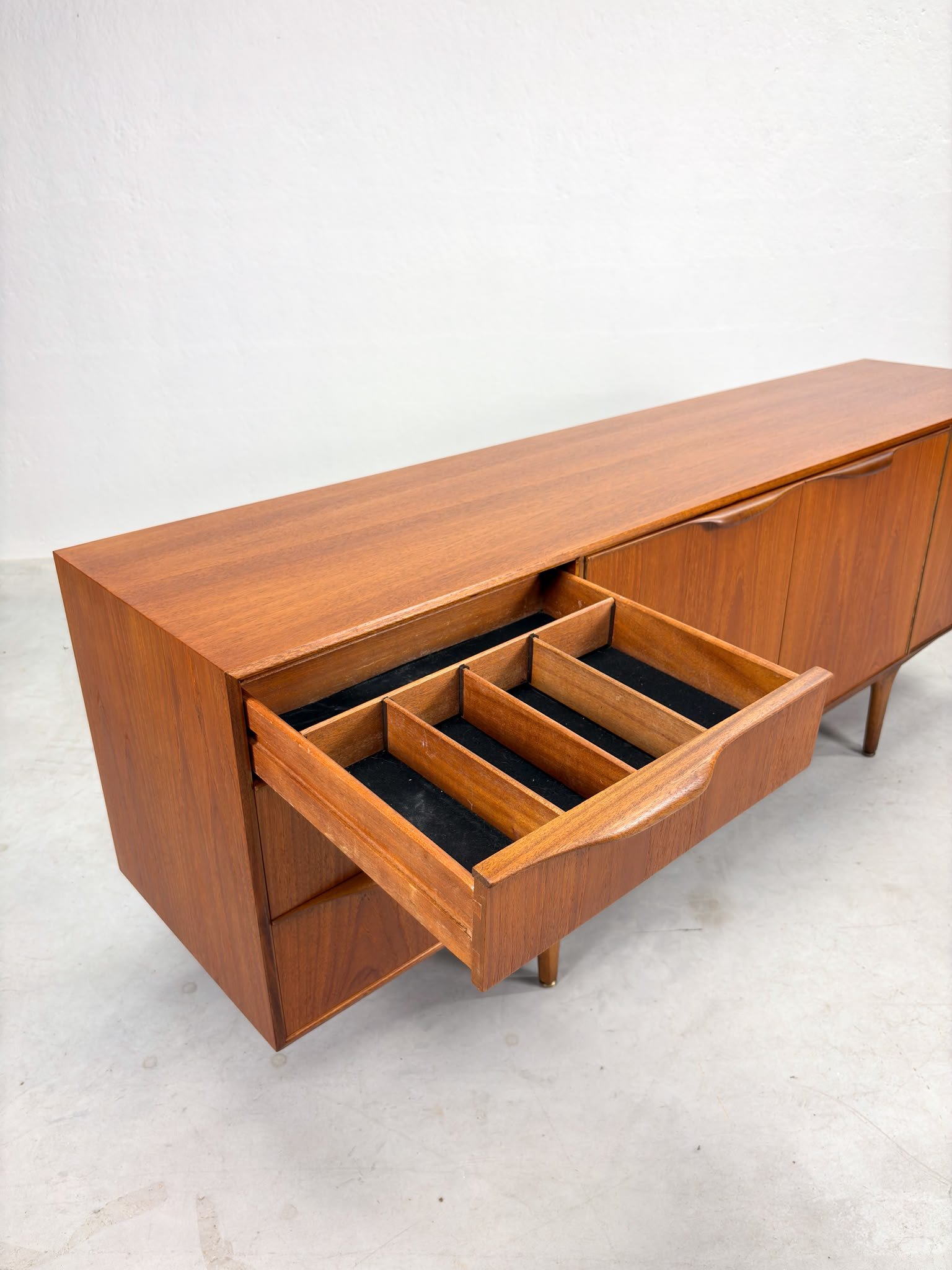 'Dunvegan' Sideboard van Tom Robertson voor McIntosh (15).jpeg