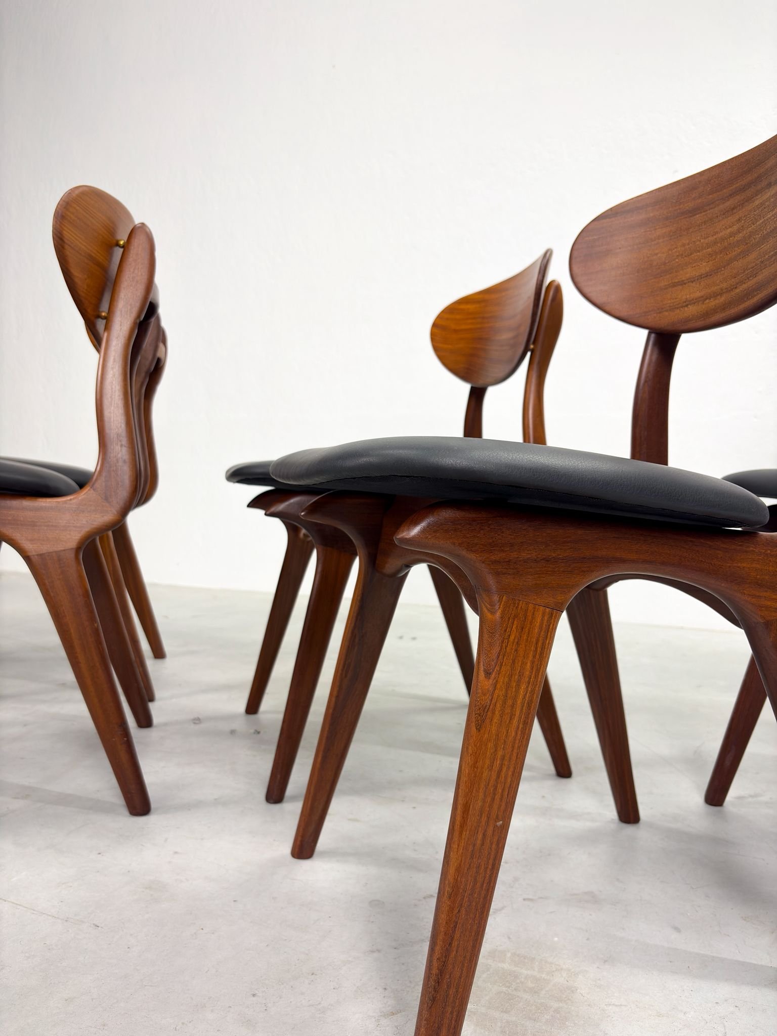 Set 'Snavel' Eetkamerstoelen van Louis van Teeffelen (7).jpeg