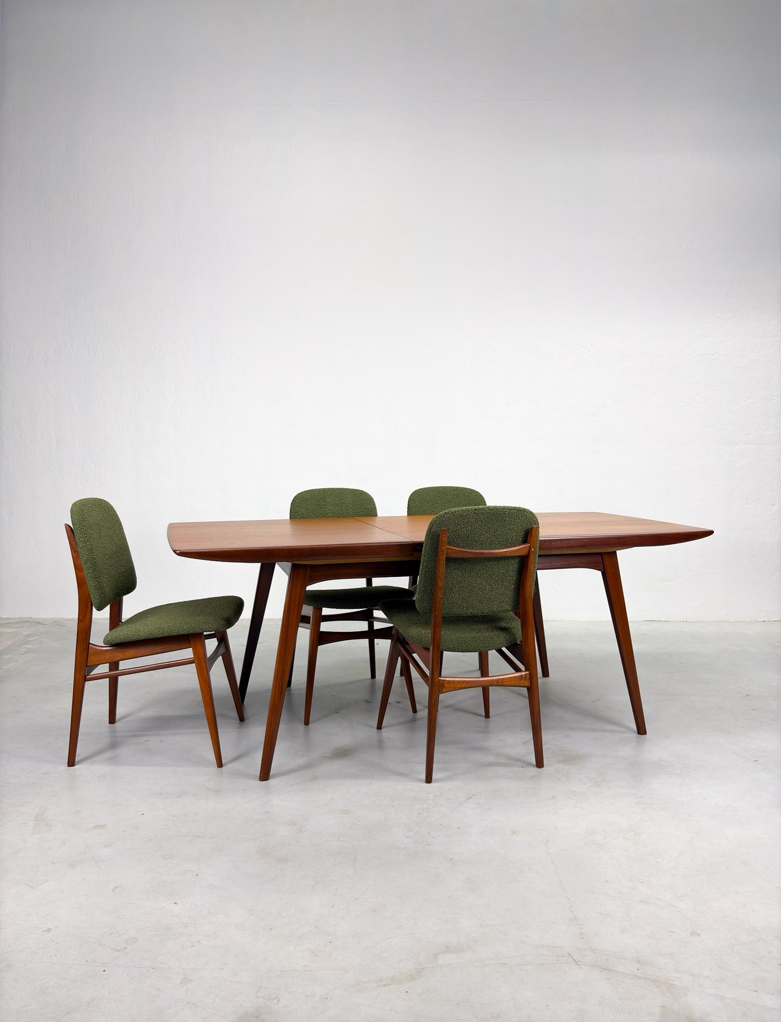 'Milaan' Eetkamertafel van Louis van Teeffelen voor Wébé (14).jpeg