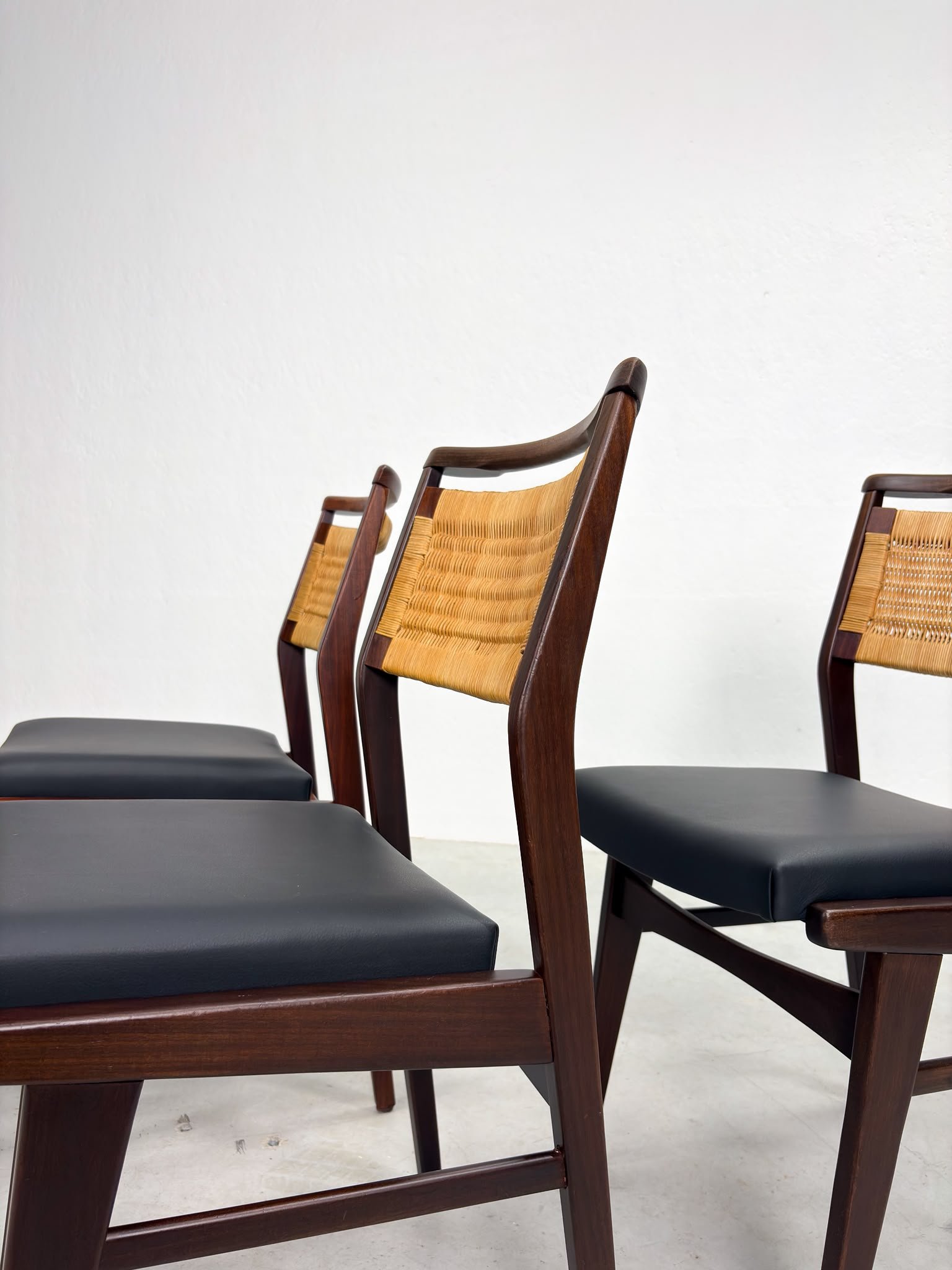 Mid-century Eetkamerstoelen met Rieten Rugleuning (6).jpeg