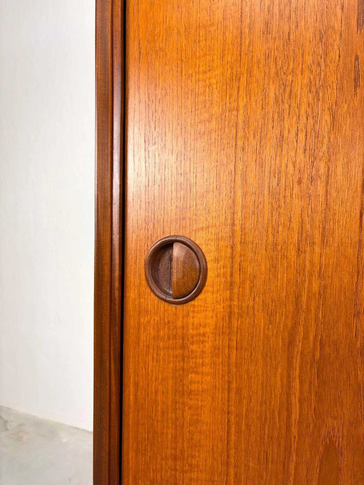 Kledingkast van Louis van Teeffelen voor Wébé (5).jpeg