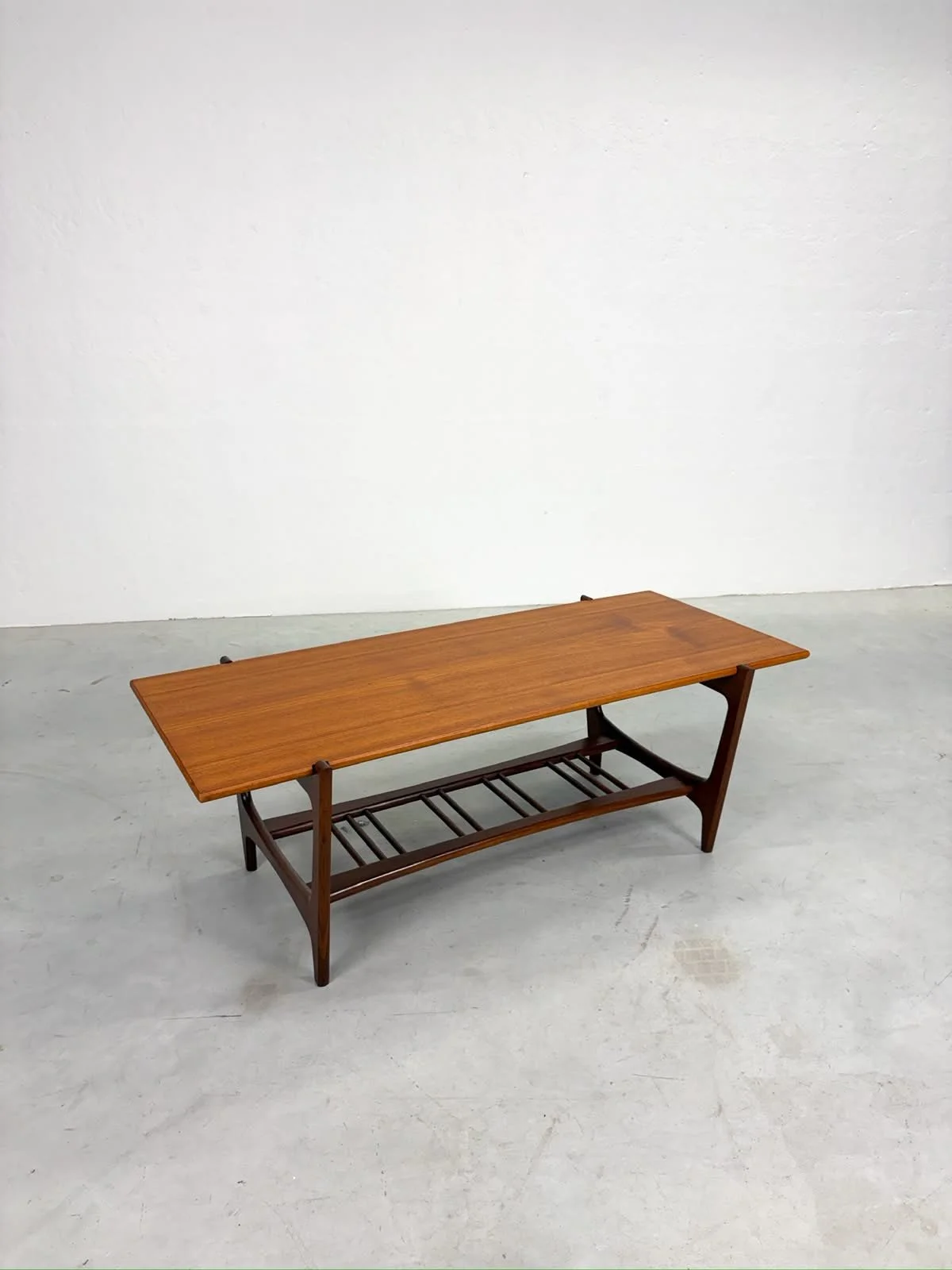 Vintage Teak Salontafel met Lectuurrek (10).jpeg