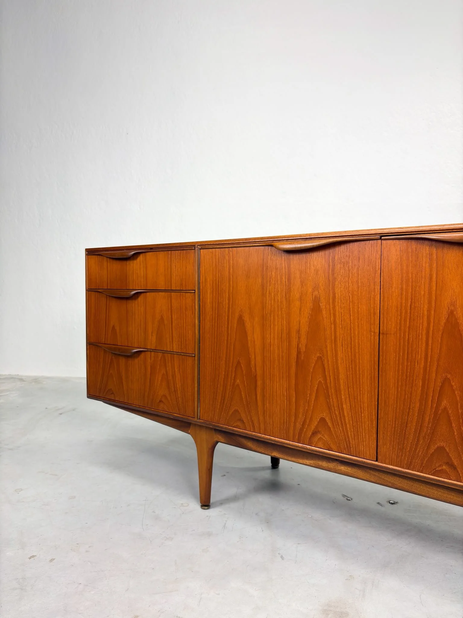 'Dunvegan' Sideboard van Tom Robertson voor McIntosh (19).jpeg
