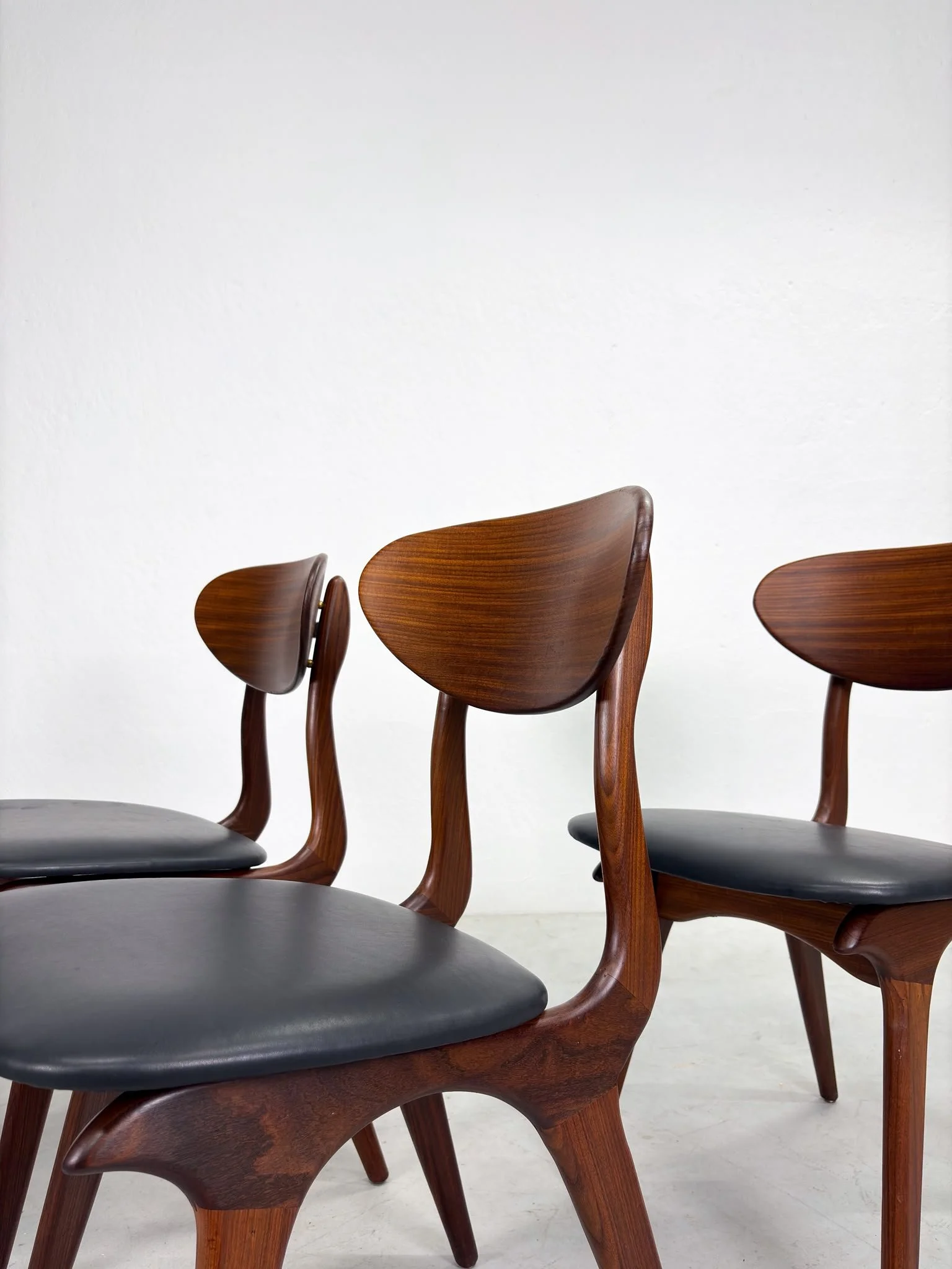 Set 'Snavel' Eetkamerstoelen van Louis van Teeffelen (20).jpeg
