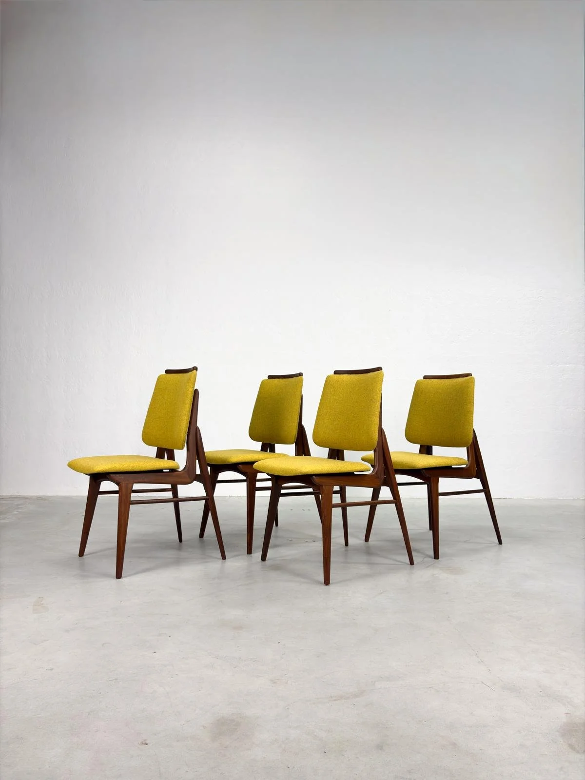 Zeldzame Set Mid-Century Eetkamerstoelen van AwA (20).jpeg