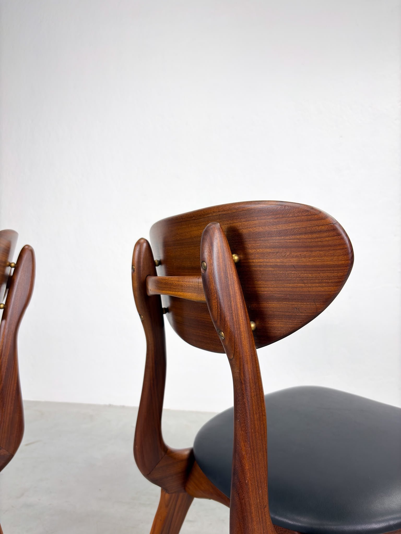 Set 'Snavel' Eetkamerstoelen van Louis van Teeffelen (3).jpeg