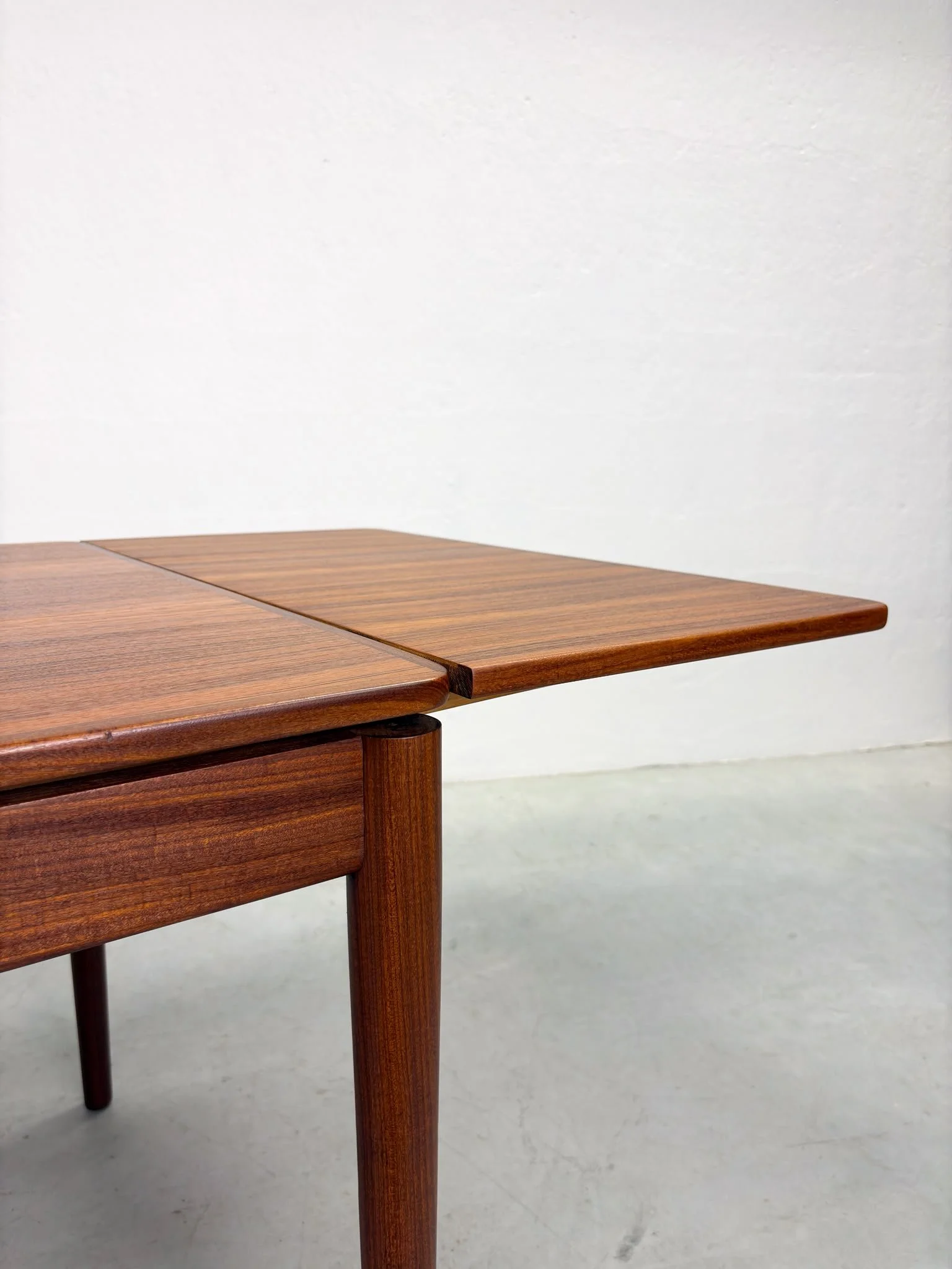 'TT23' Eetkamertafel van Cees Braakman voor Pastoe (4).jpeg