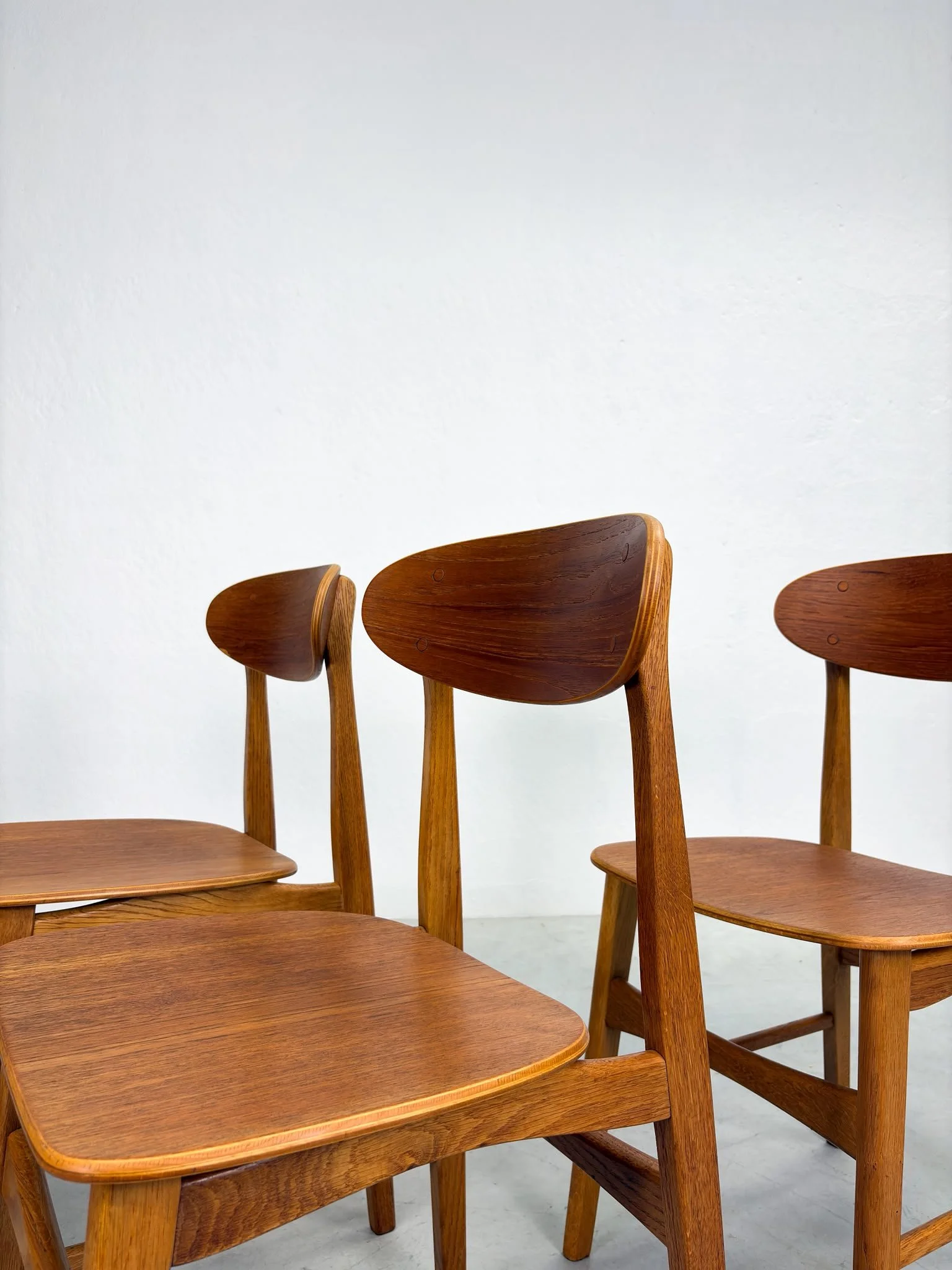 Set Mid-century Eetkamerstoelen van Eiken en Teak (5).jpeg