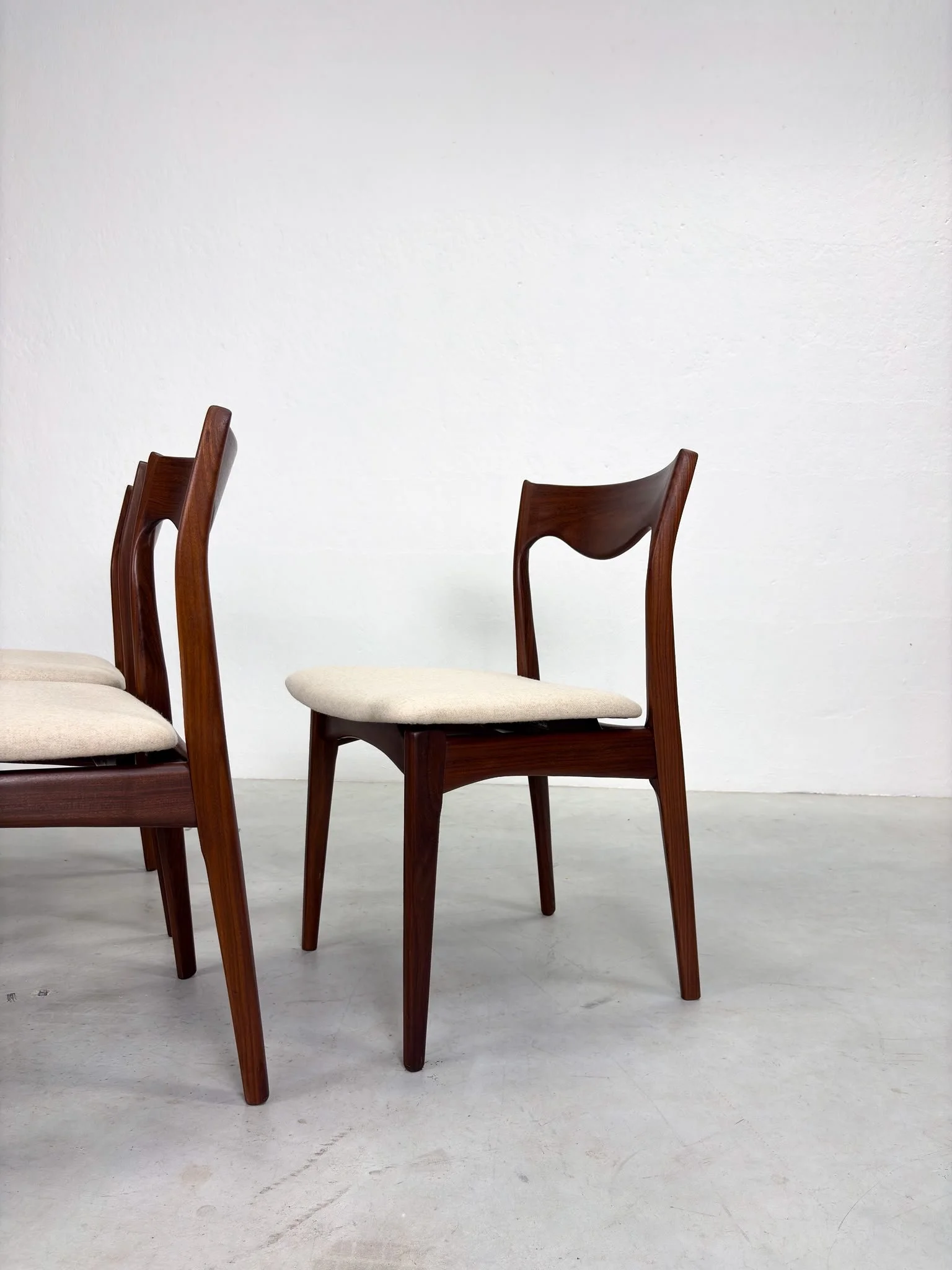 Set Vintage Eetkamerstoelen van AwA (3).jpeg