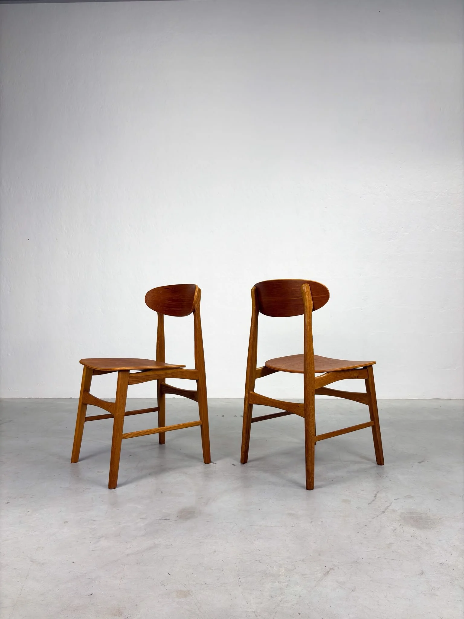 Set Mid-century Eetkamerstoelen van Eiken en Teak (9).jpeg