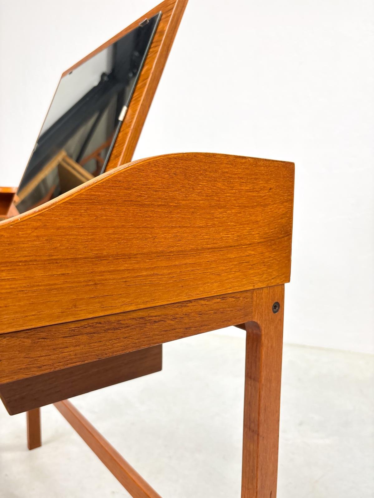 Mid-Century Teakhouten Kaptafel in Deens Design (18).jpeg