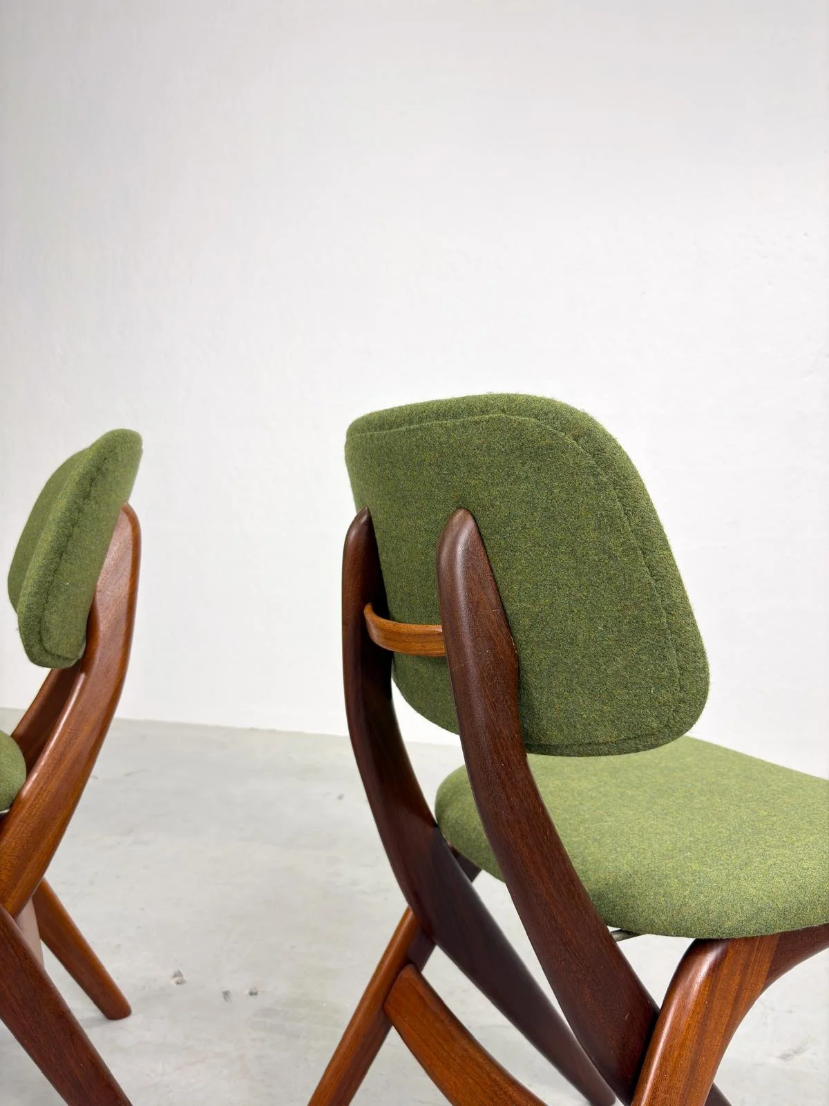Set 'Scissor' Eetkamerstoelen van Louis van Teeffelen (10).jpeg