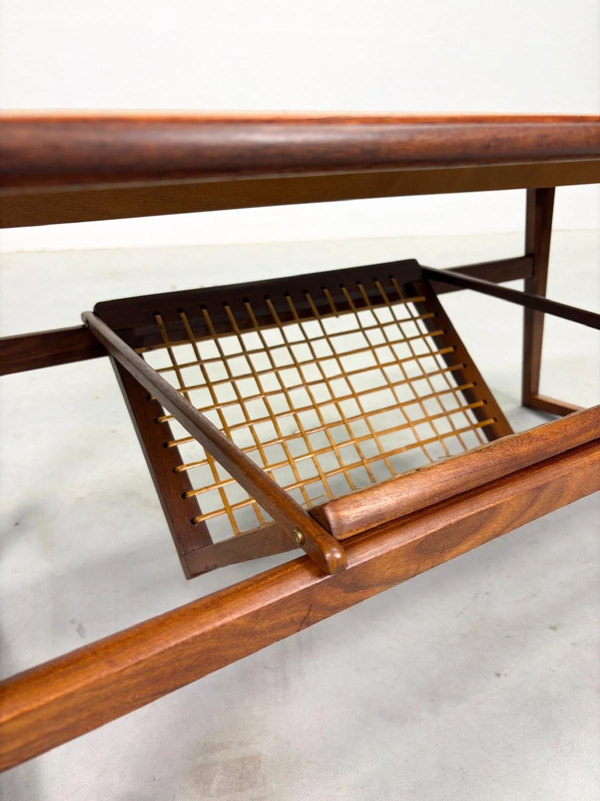 Mid-Century Salontafel met Verschuifbaar Lectuurrek (8).jpeg