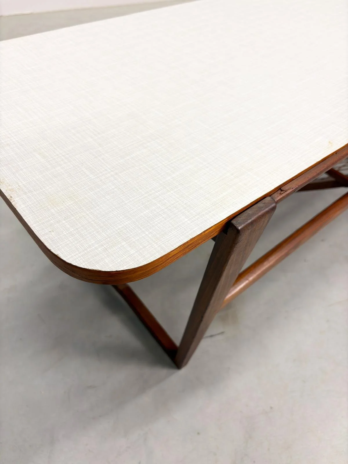 Mid-Century Salontafel met Verschuifbaar Lectuurrek (16).jpeg