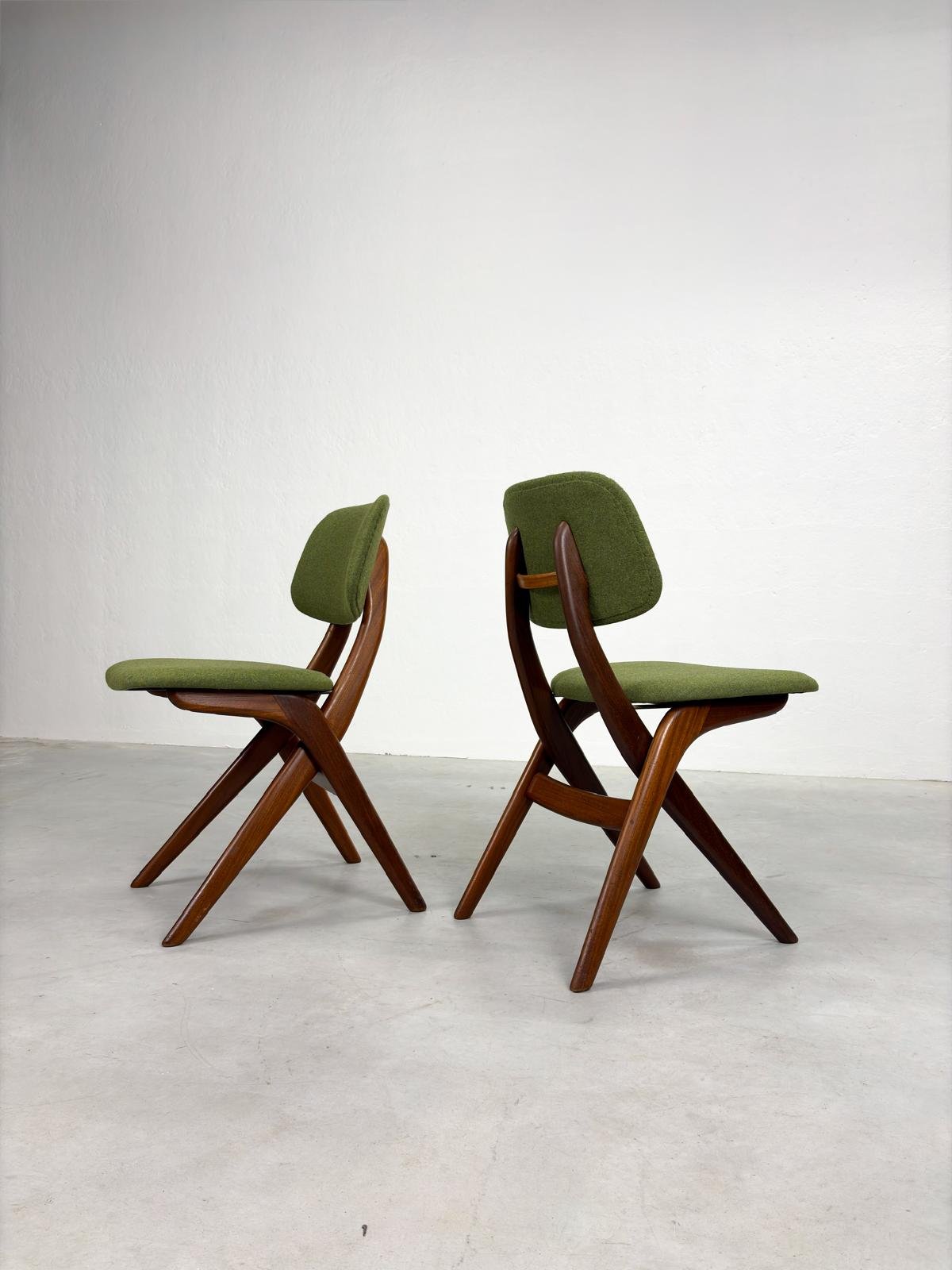 Set 'Scissor' Eetkamerstoelen van Louis van Teeffelen (2).jpeg