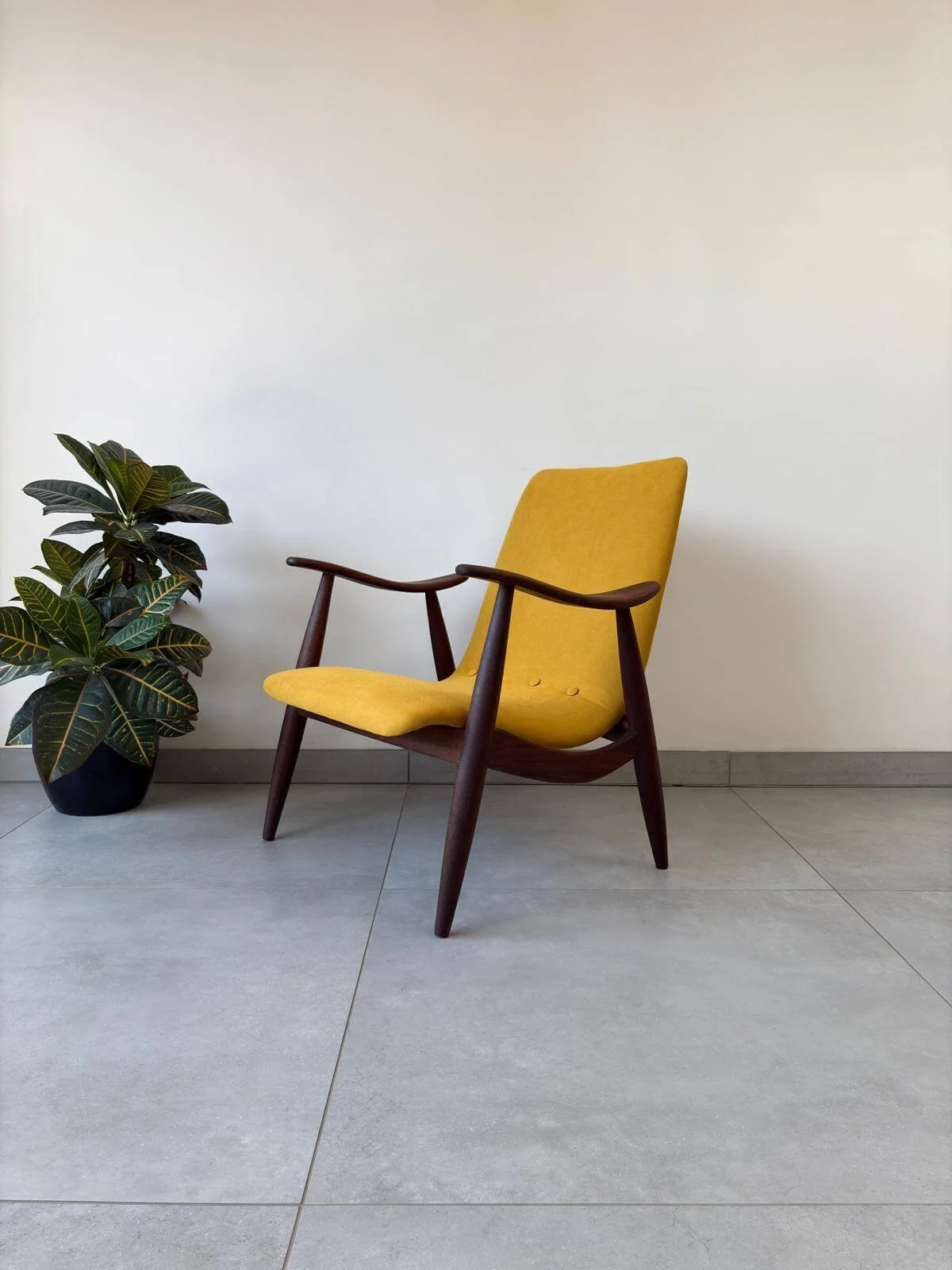Vintage Fauteuil Louis Van Teeffelen Ocre Geel In De Tijd vintage-fauteuil-louis-van-teeffelen-ocre-geel-in-de-tijd