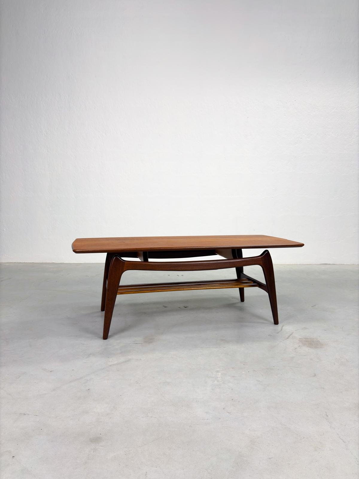 Salontafel Nr. 3 van Louis van Teeffelen voor Wébé