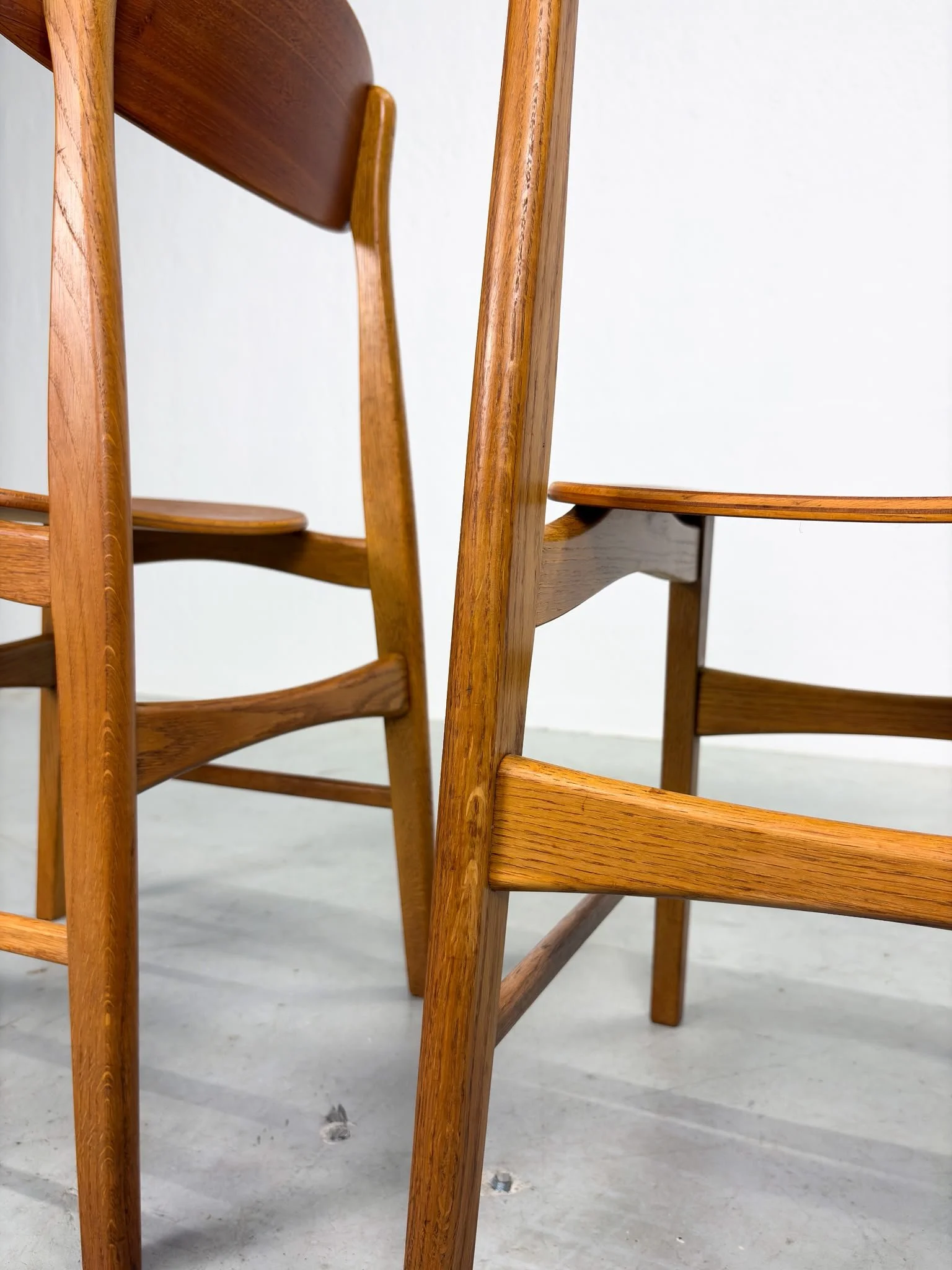 Set Mid-century Eetkamerstoelen van Eiken en Teak (13).jpeg
