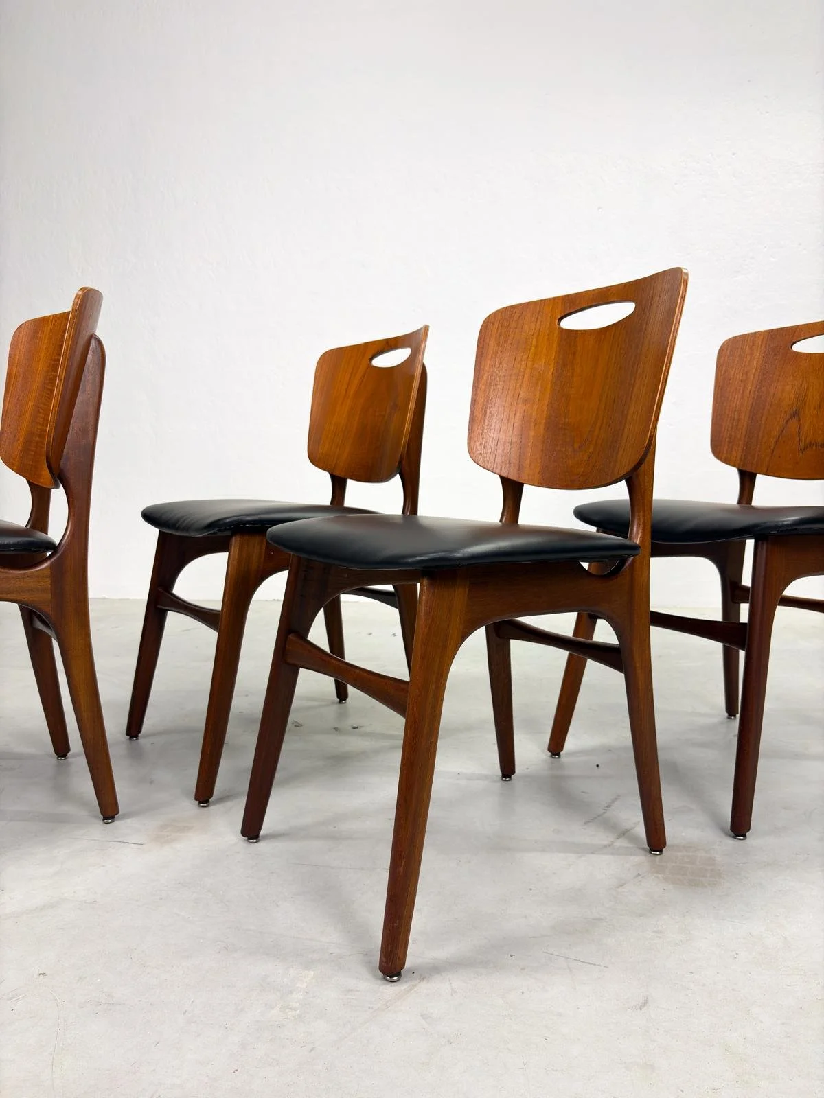 Set Mid-century Eetkamerstoelen in Deens Design (38).jpeg