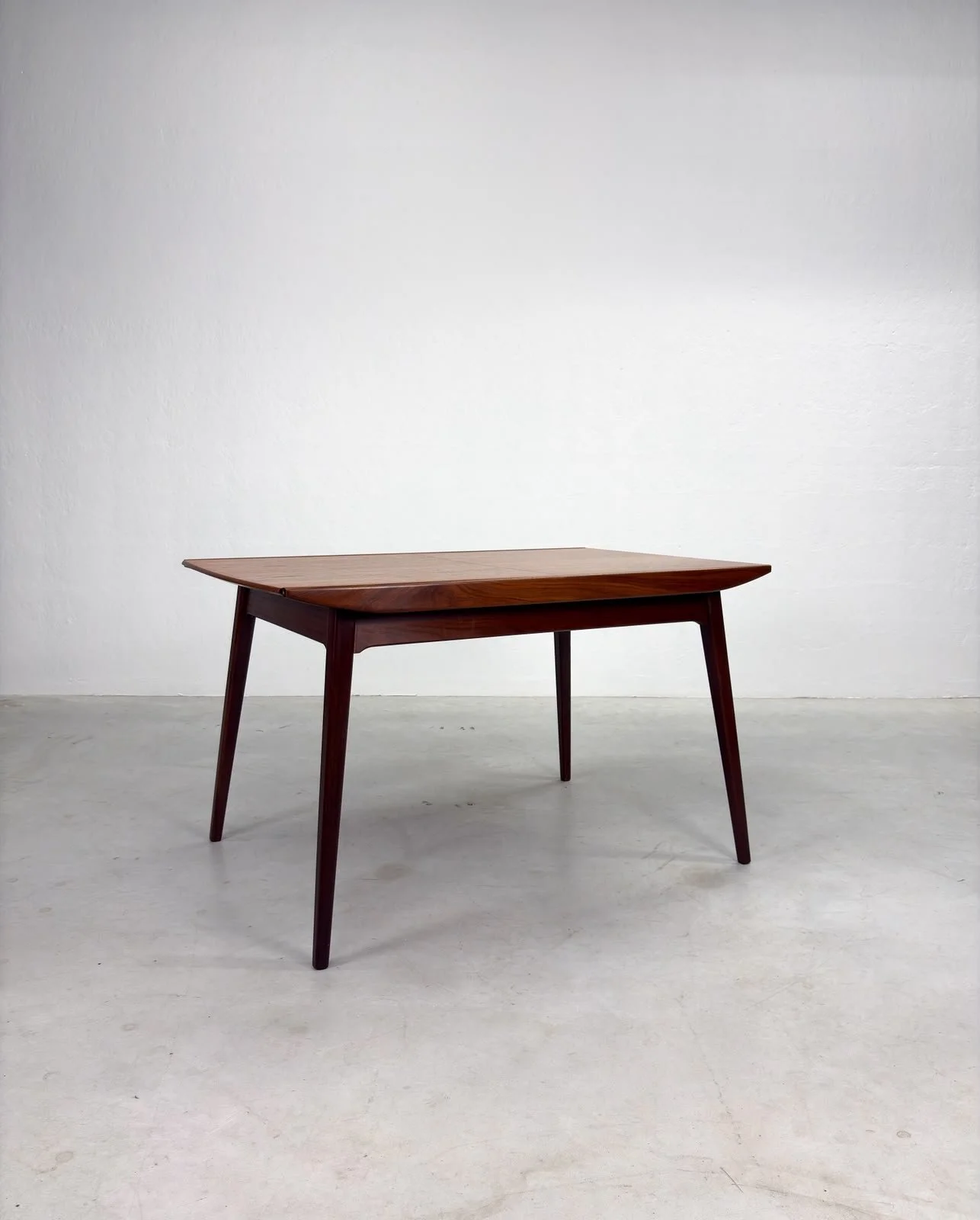 'Milaan' Eettafel van Louis van Teeffelen (3).jpeg