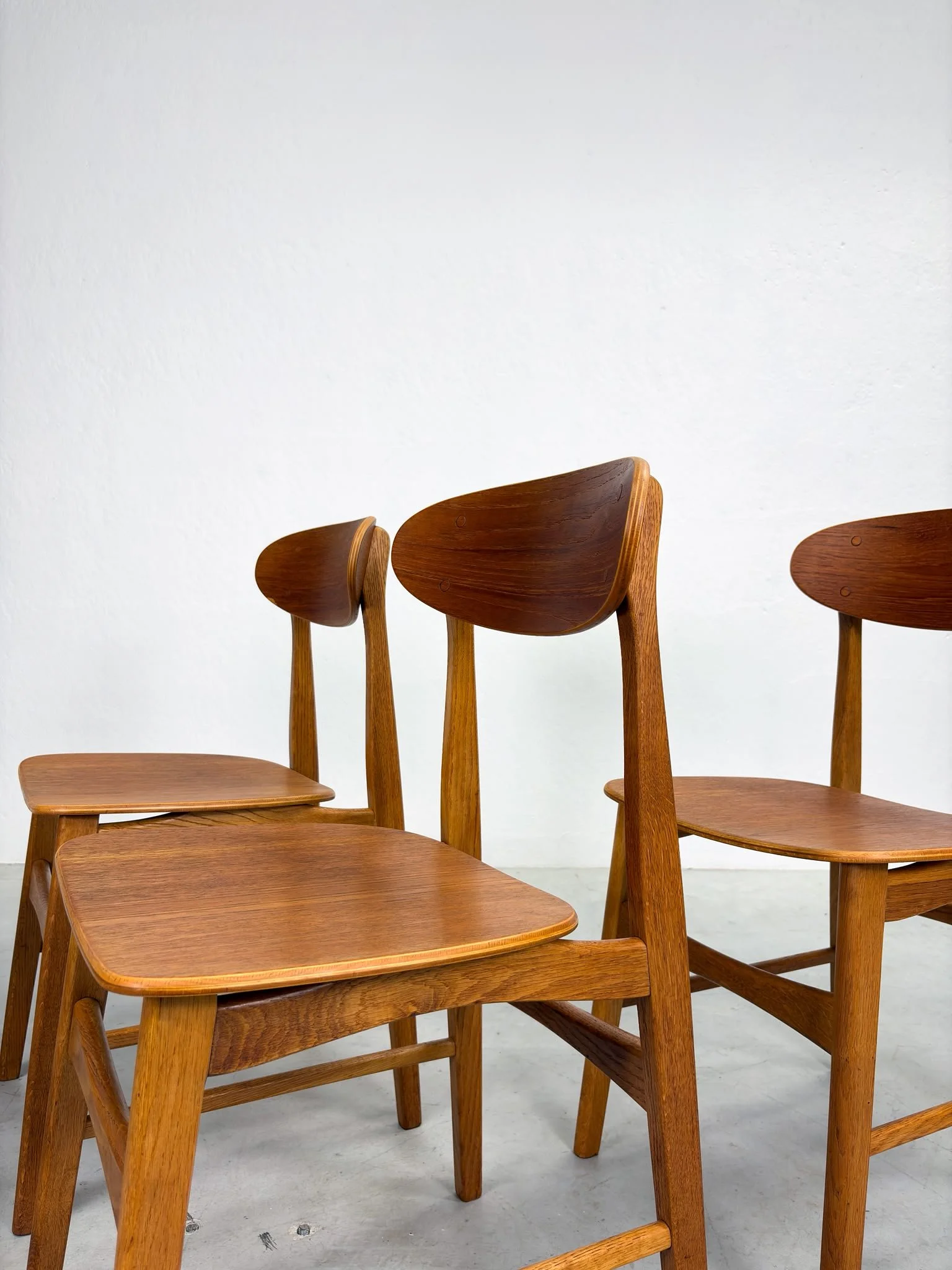 Set Mid-century Eetkamerstoelen van Eiken en Teak (4).jpeg