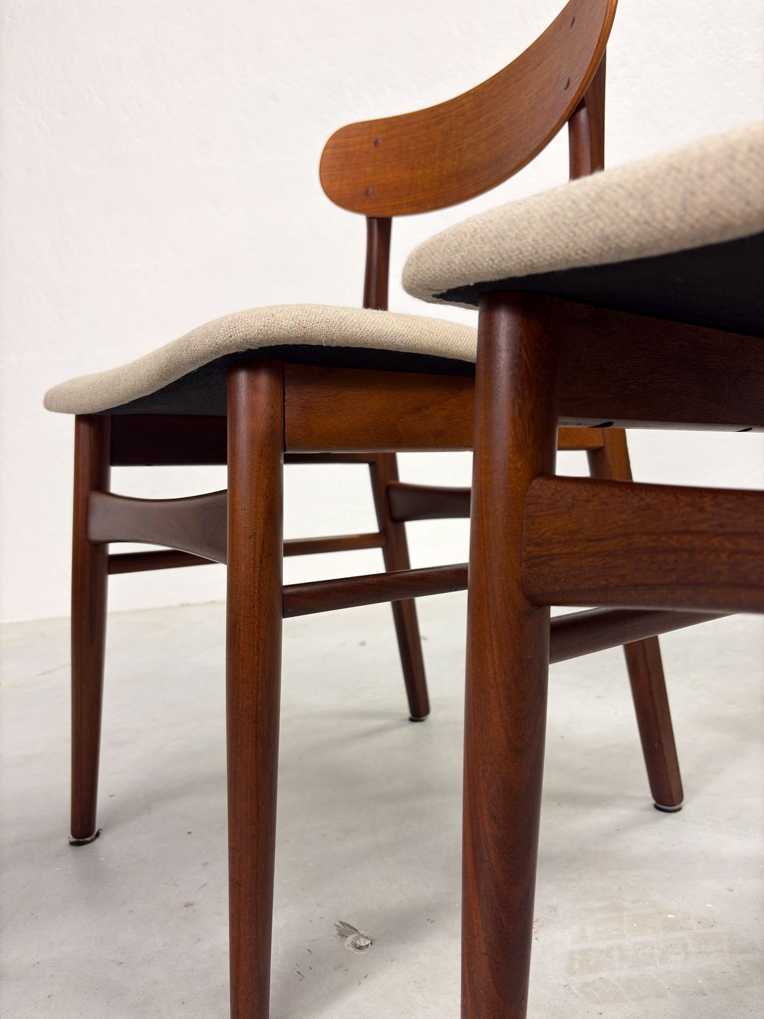 Set Mid-Century Eetkamerstoelen van Farstrup (8).jpeg